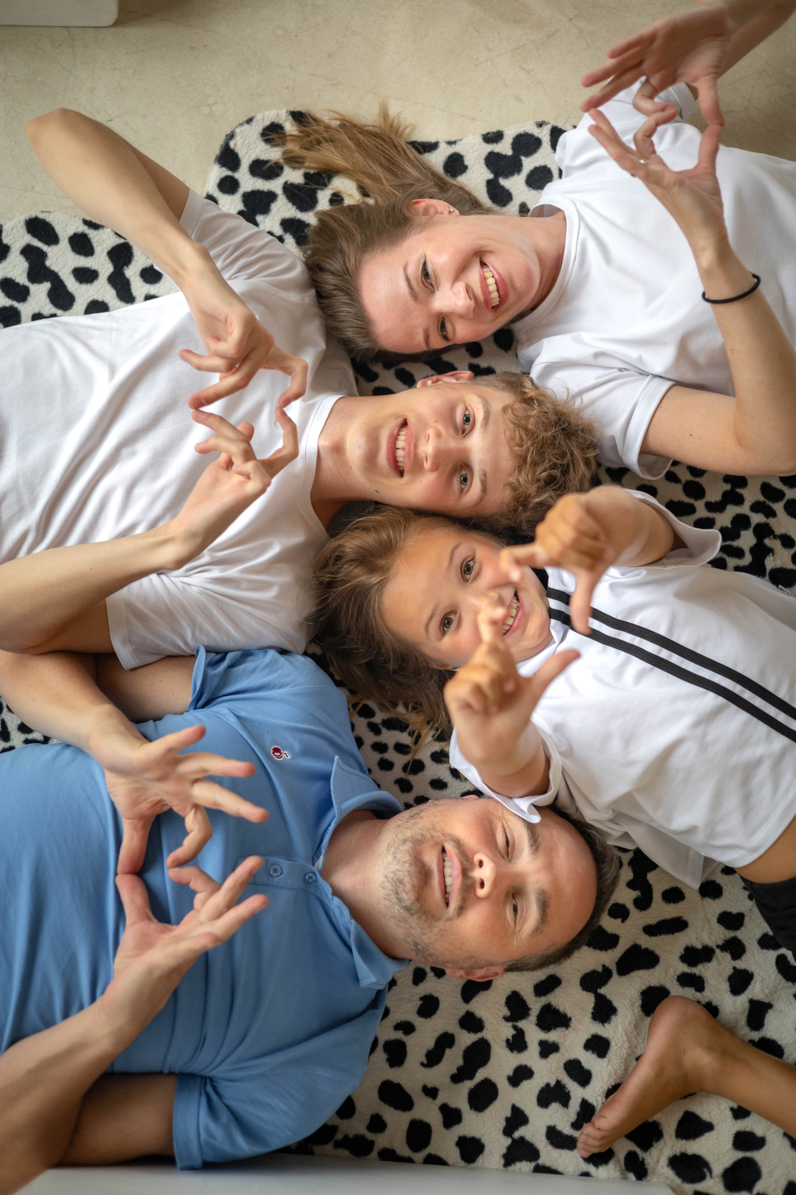 Семья лежащая на полу