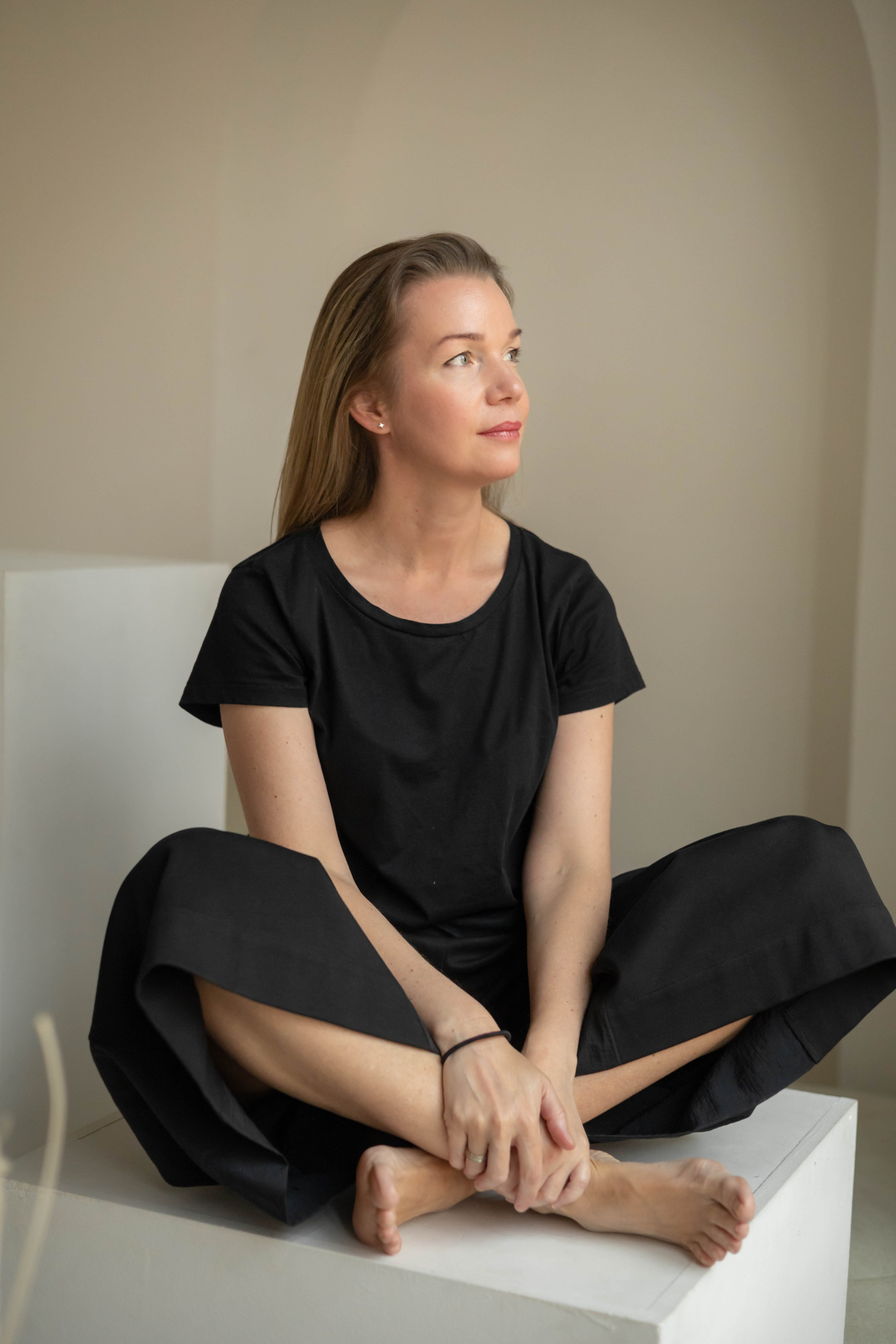 Женщина в четном смотрит в окно