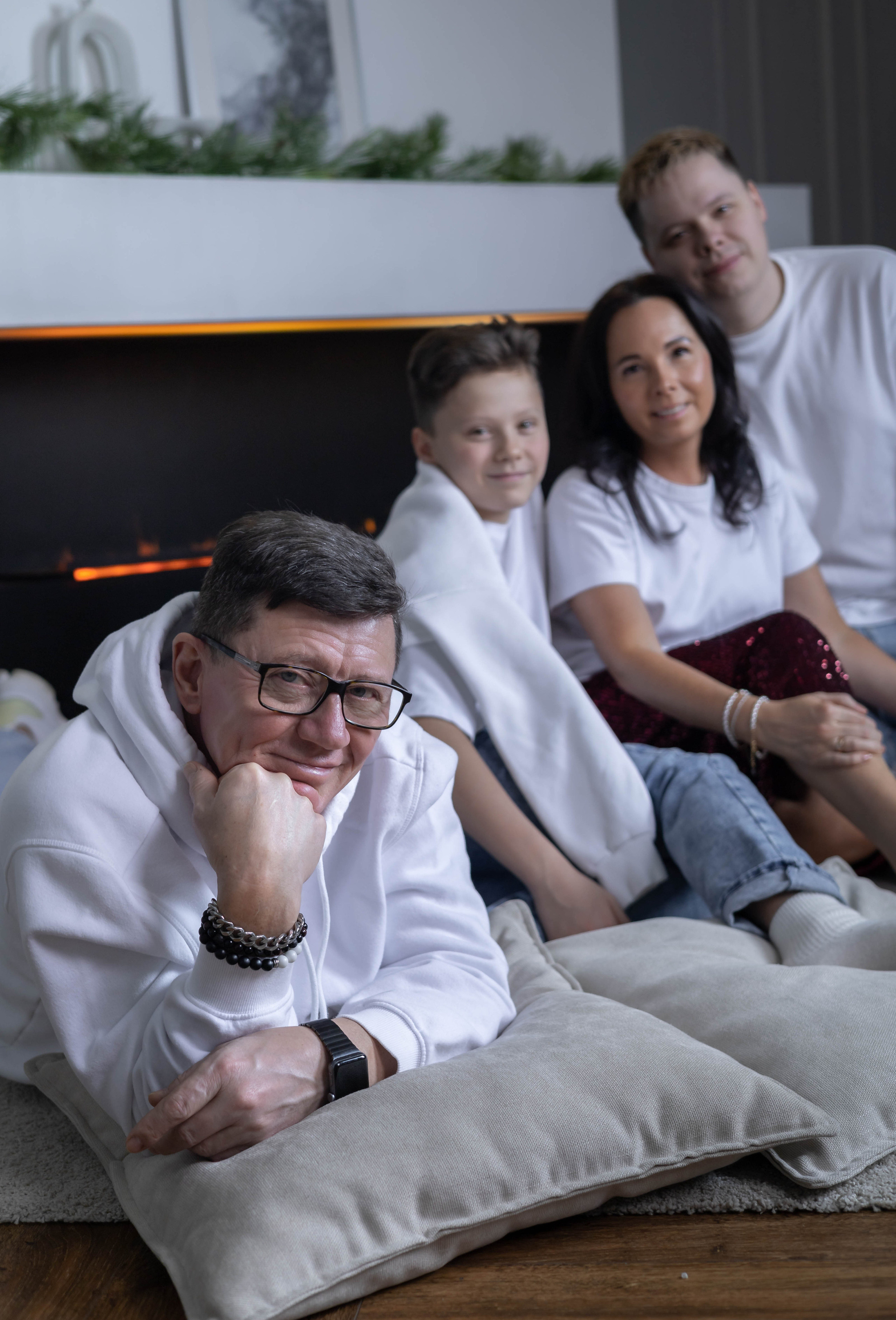 Папа и семья позади него