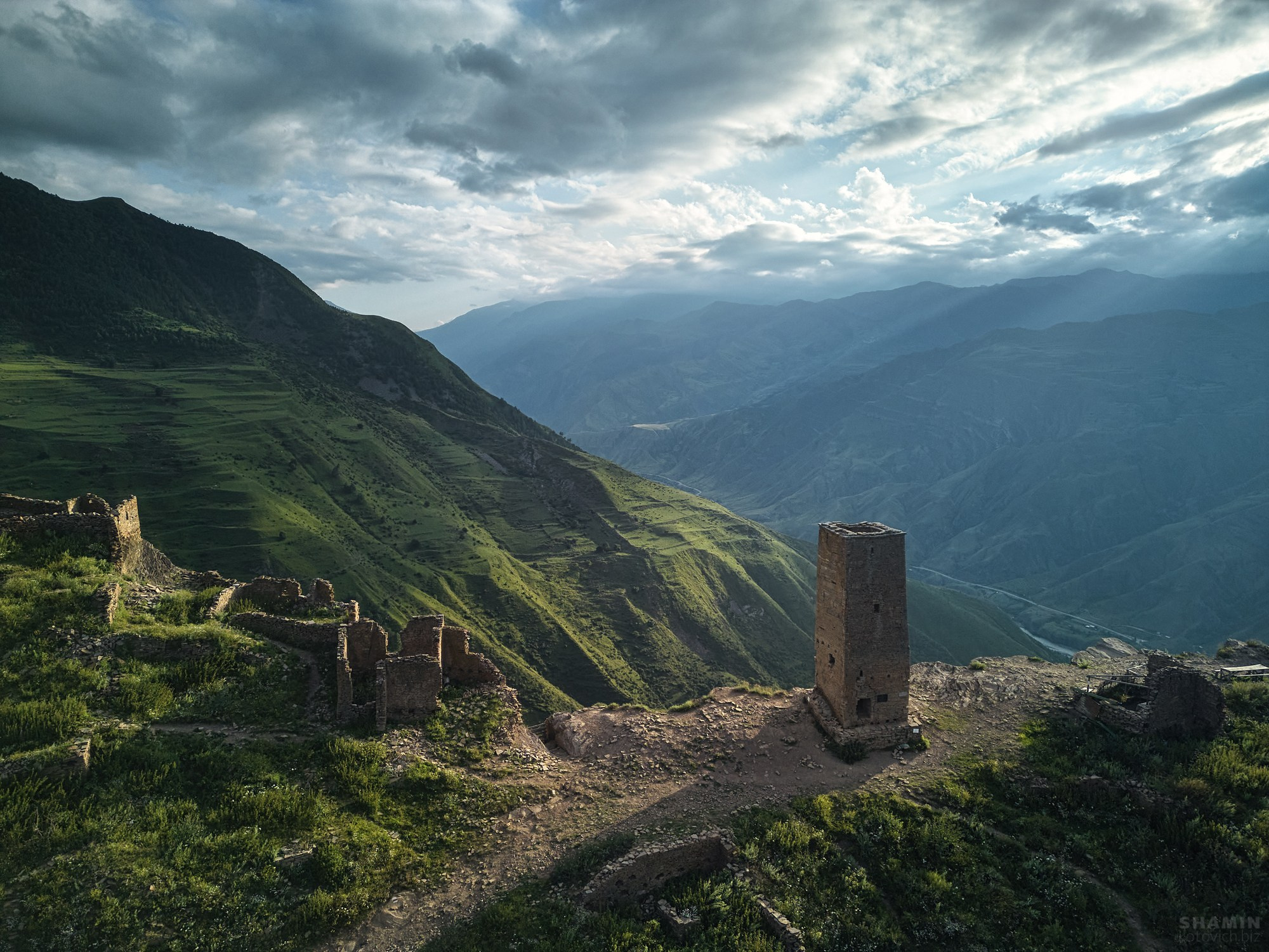 Фотографии горного Дагестана: величественные каньоны, изумрудные реки, древние башни и террасные склоны. Природа и архитектура республики в мягком свете рассветов и закатов, снятые с дрона и земли, передающие дух и масштаб Кавказа. Фотограф Константин Шамин