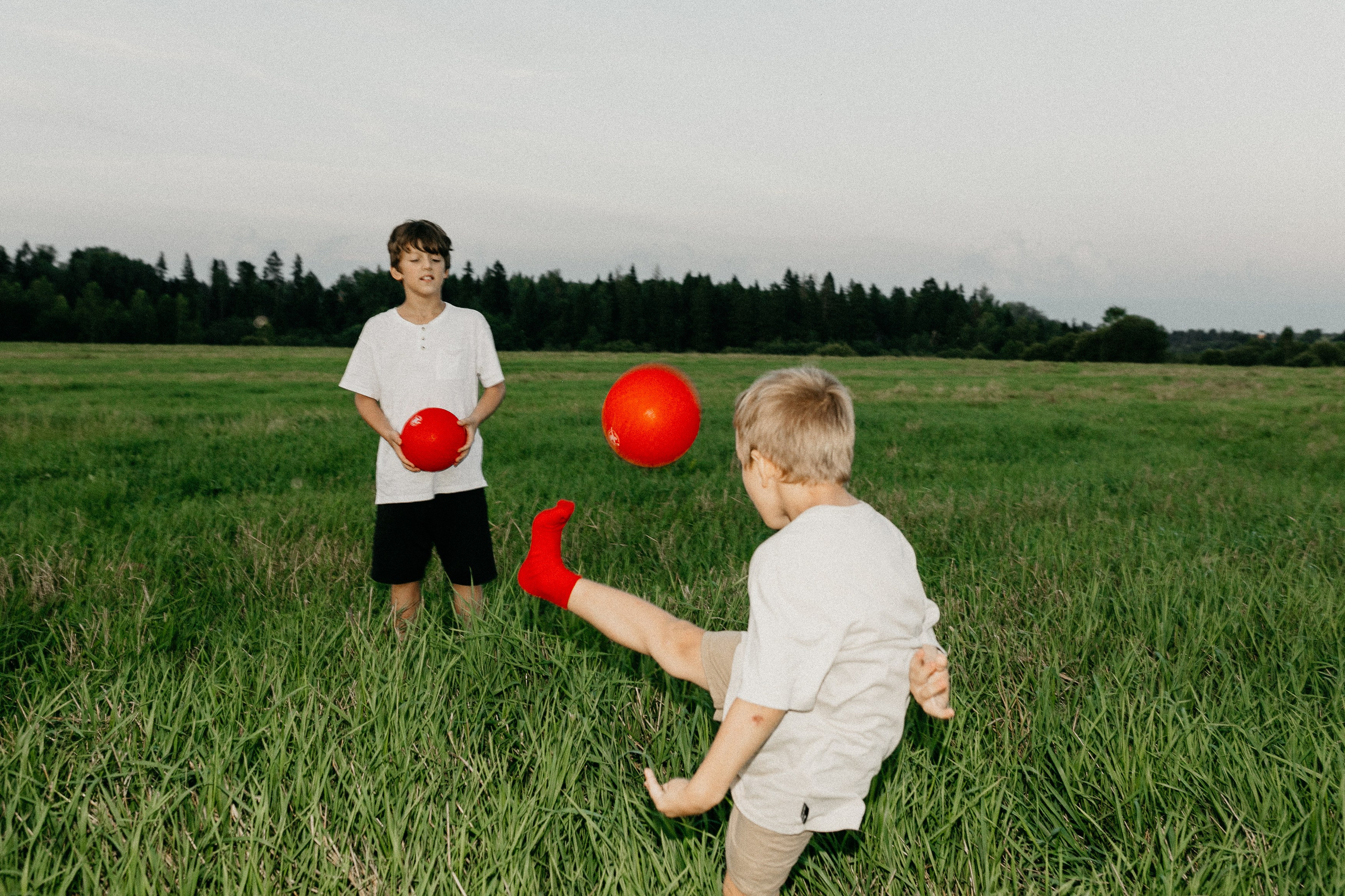 Фотосессия с красными мячами. Семейный фотограф Маша Тимофеева | Москва