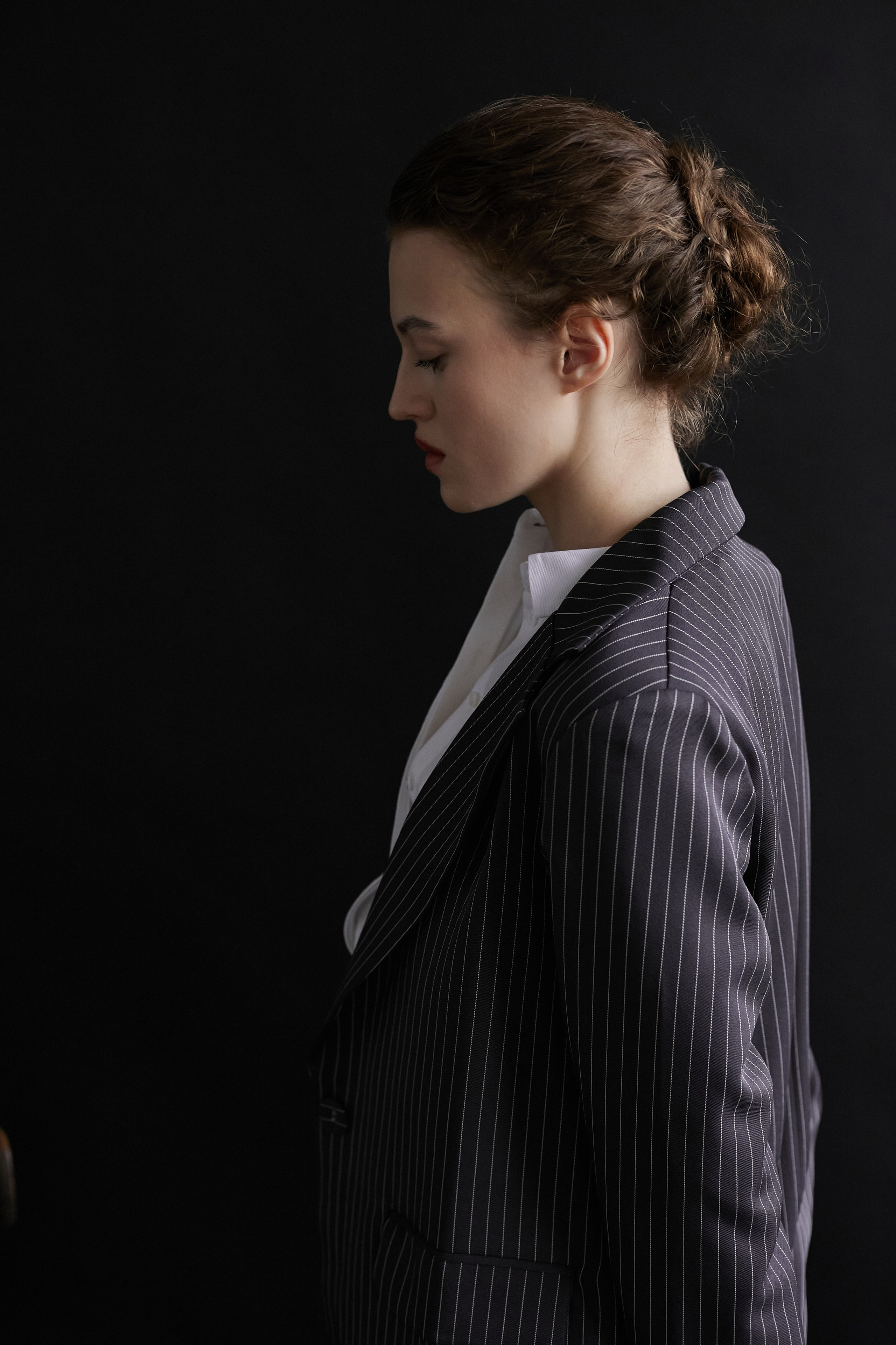 Фотограф в Москве. Студия. Студийный портрет. Девушка в пиджаке. Девушка на стуле на черном фоне. Красивая девушка в мужском костюме. Женский портрет.