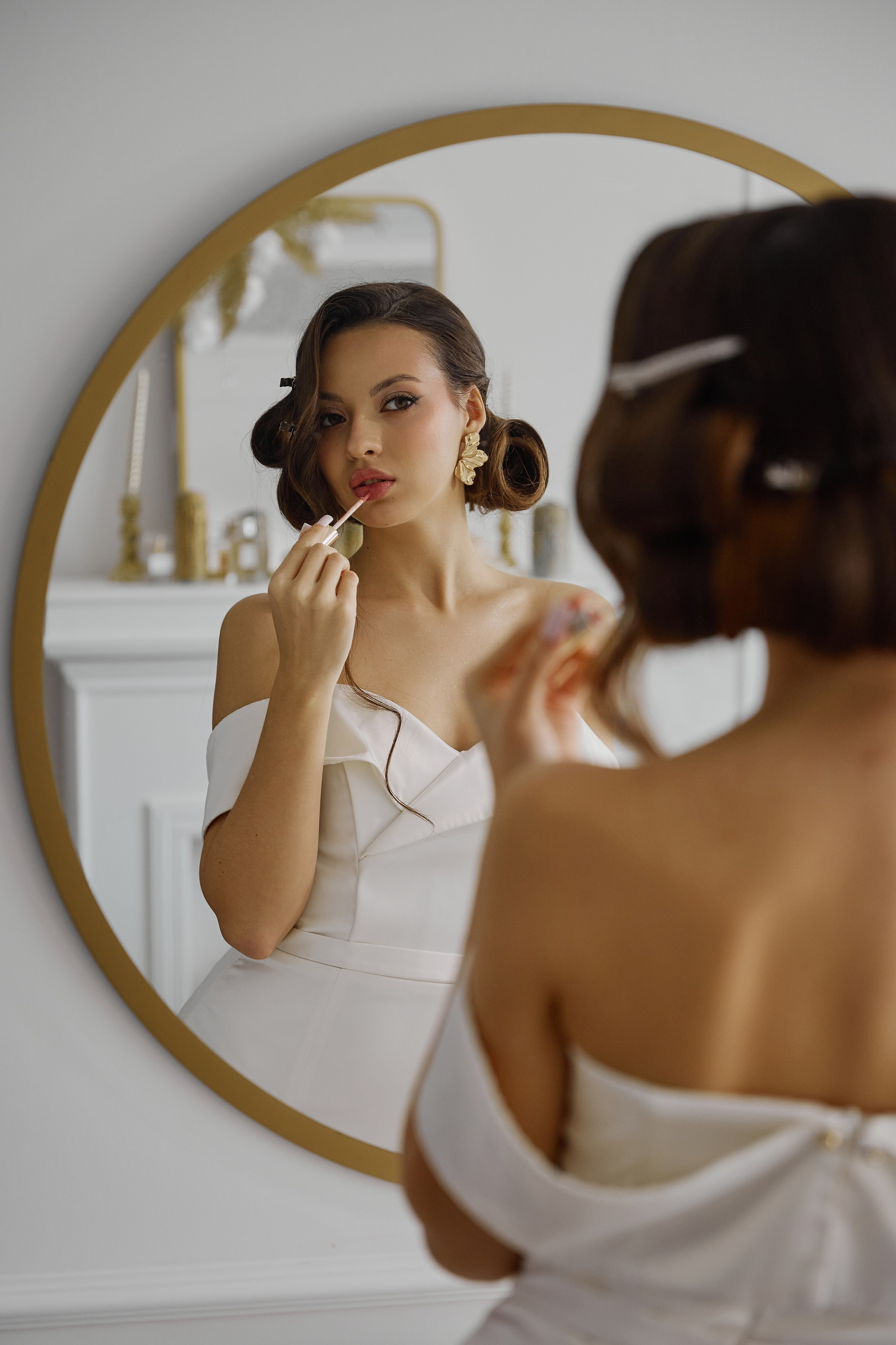 Портрет девушки в белом платье в отражении зеркала. Фотосессия проходила в Анапе.