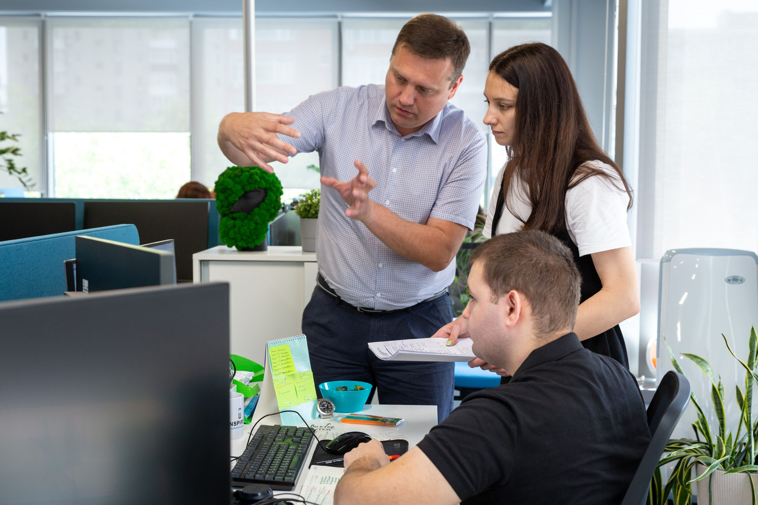 Фотография сотрудников в офисе во время работы