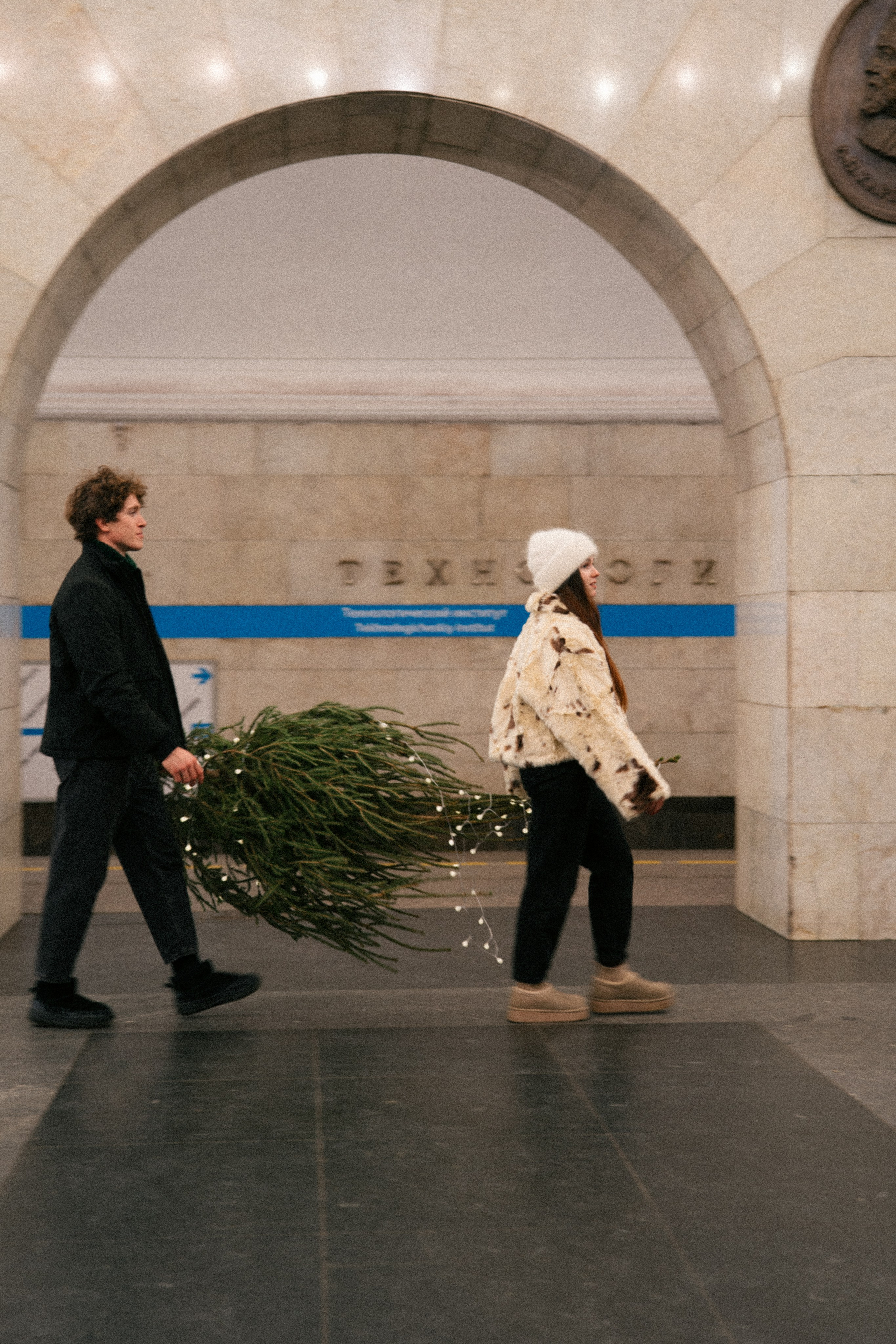 НОВОГОДНЯЯ ПРОГУЛКА ПАРЫ ПО ЧЕРНЫШЕВСКОЙ ПЕРЕД НОВЫМ ГОДОМ. Профессиональный фотограф, Санкт-Петербург — Виктория Богомолова