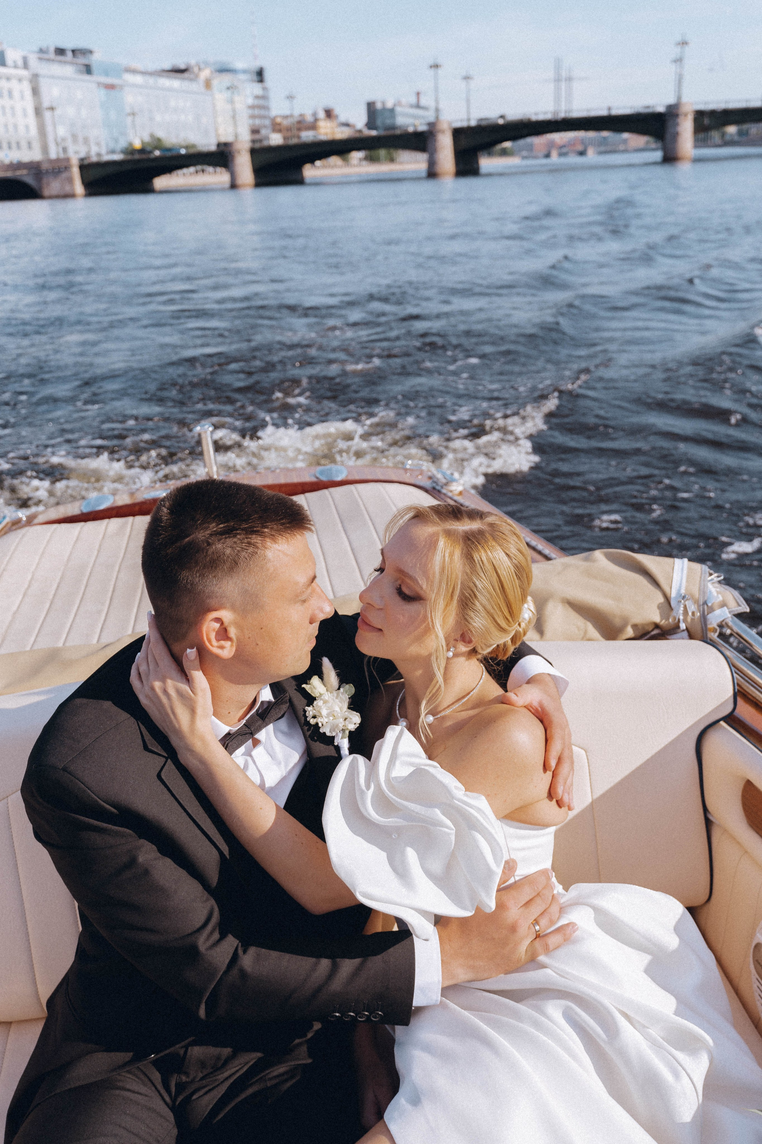 СВАДЕНБНАЯ СЬЕМКА НА КАТЕРЕ ПО КАНАЛАМ САНКТ-ПЕТЕРБУРГА И В АКВАТОРИИ НЕВЫ. Профессиональный фотограф, Санкт-Петербург — Виктория Богомолова