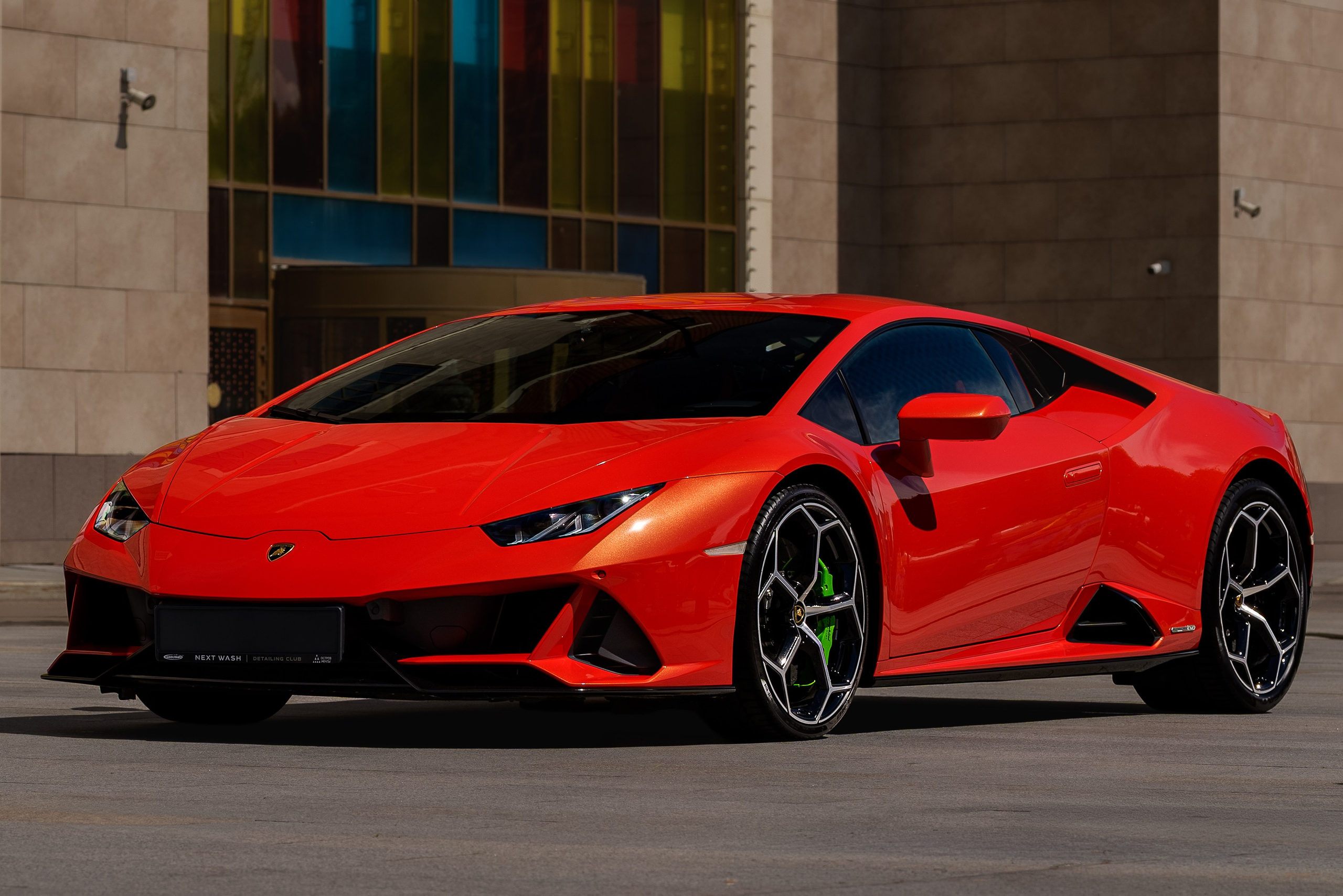 Lamborghini Huracán EVO в красном цвете, передний трёхчетвертной ракурс