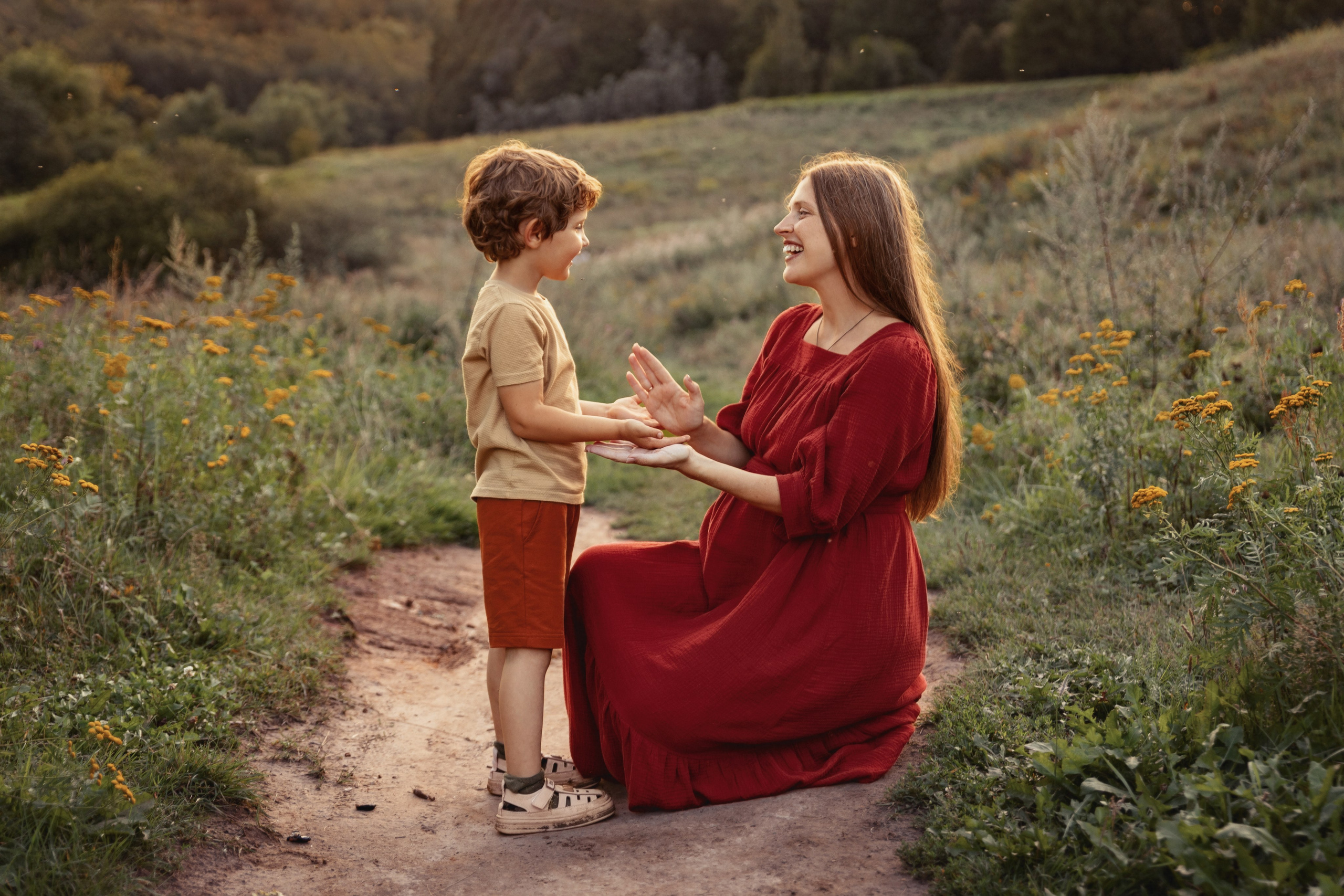 Услуги фотографа в Москве. Мама играет с ребенком в ладушки.