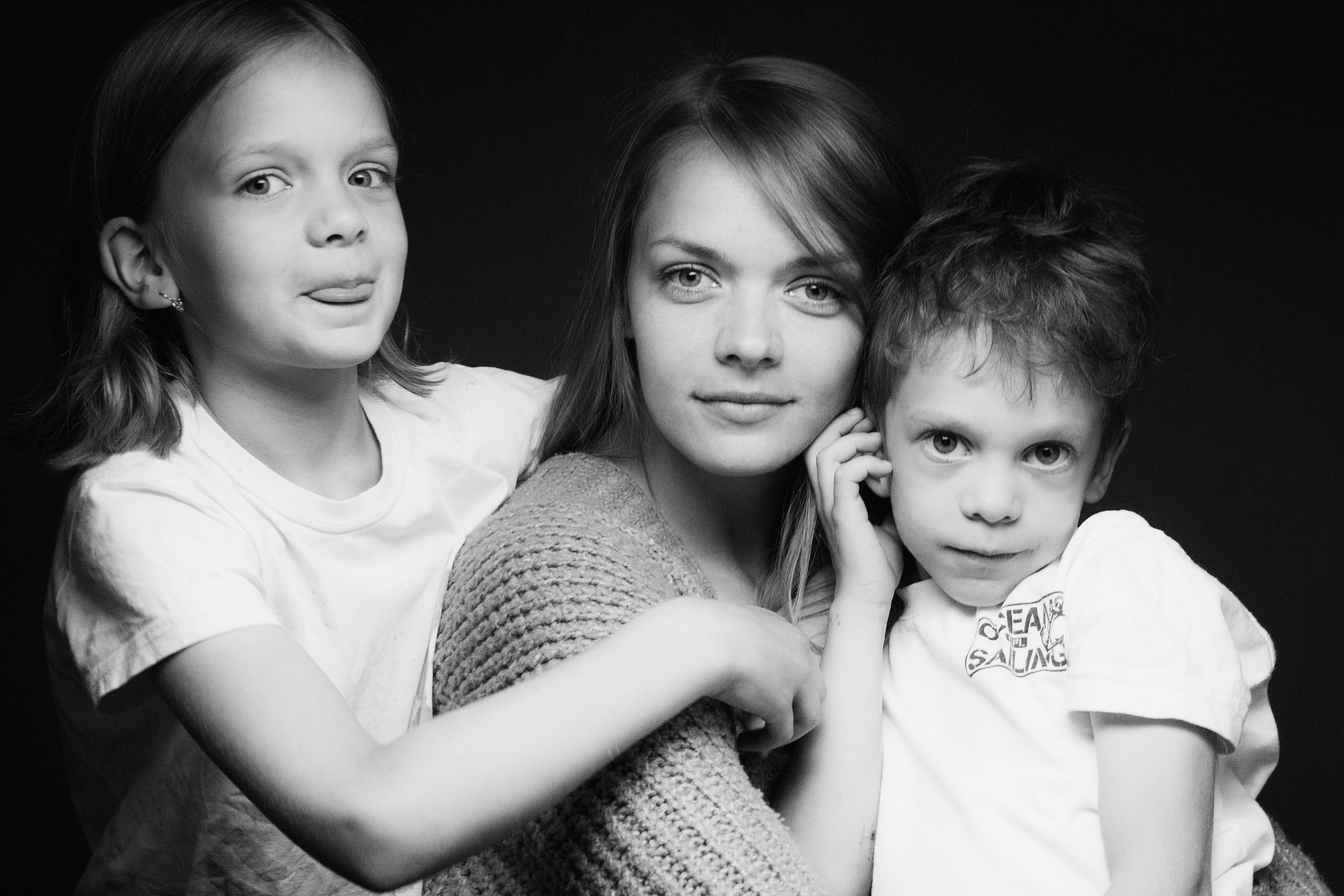 красивая мама с двумя детьми вместе