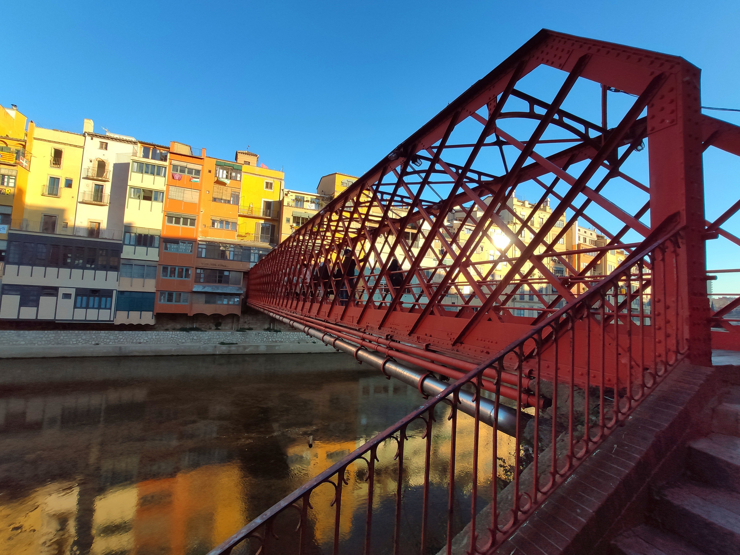 Мост был открыт в конце XIX в., а в 1973 возведен заново, но полностью идентичен оригинальному.