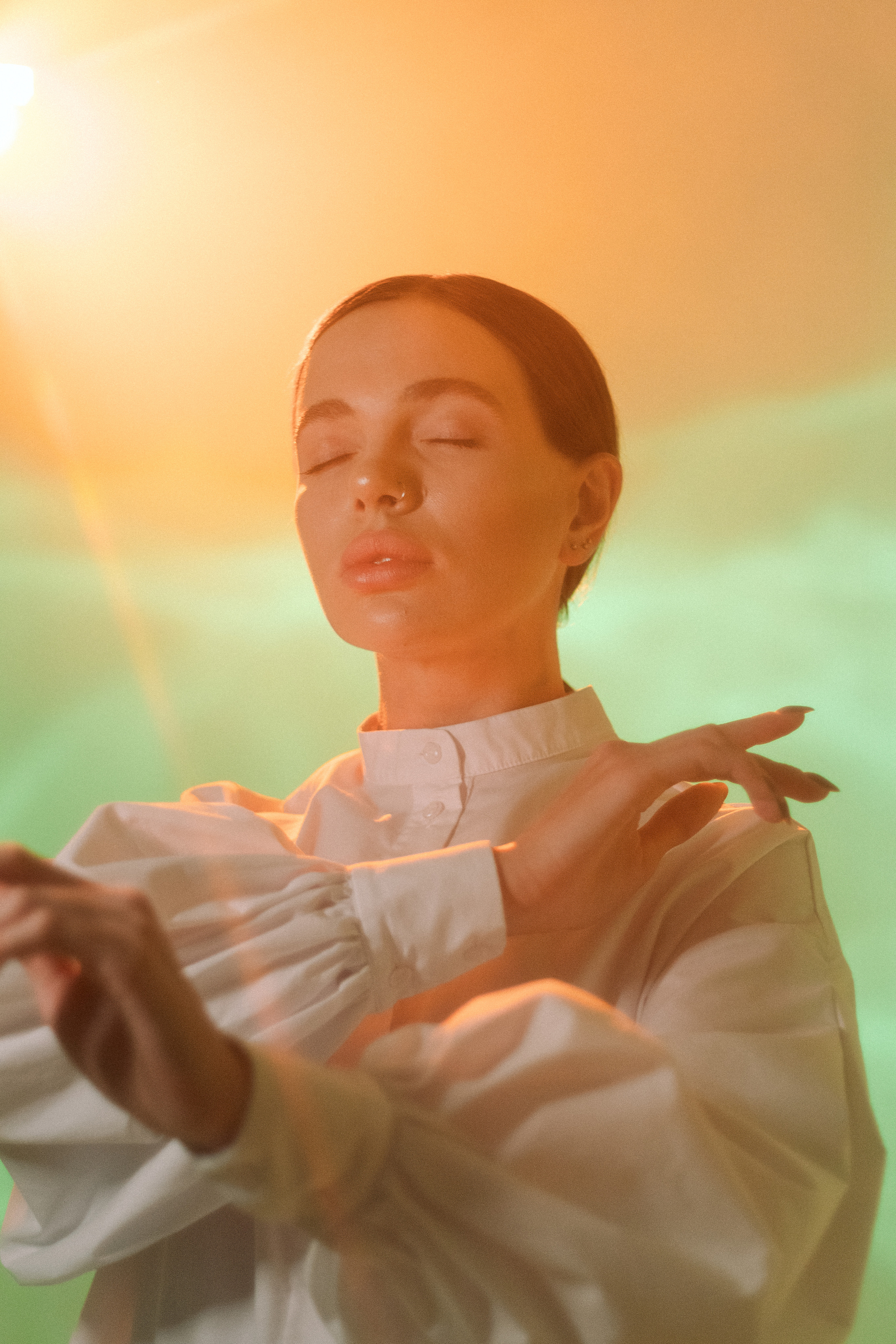 Девушка в белой рубашке. Фотограф Андрей Соболев.