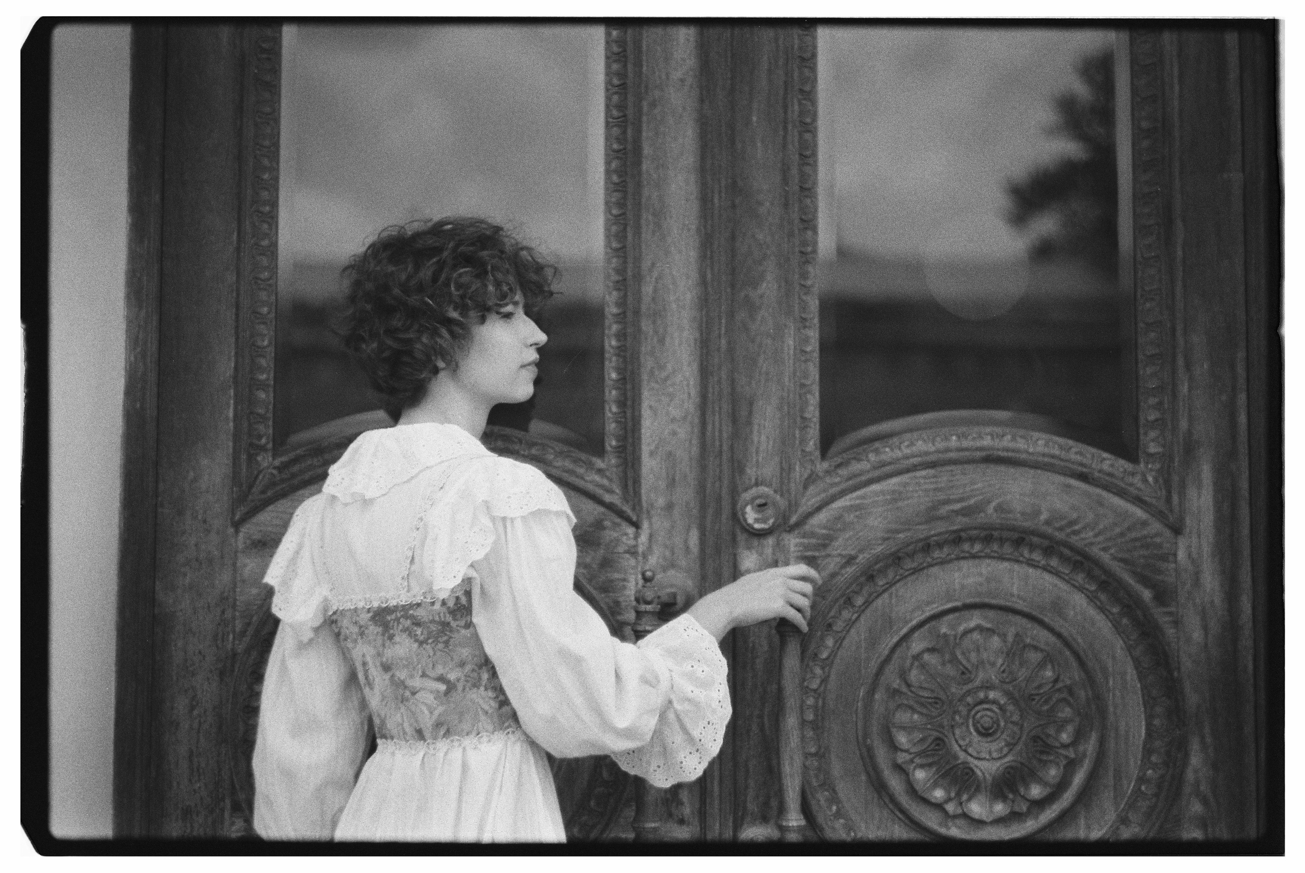 Прогулочная портретная фотосессия на плёнку для Полины в СПб. Светлана Гопанюк. Портретный фотограф. Санкт-Петербург. СПб