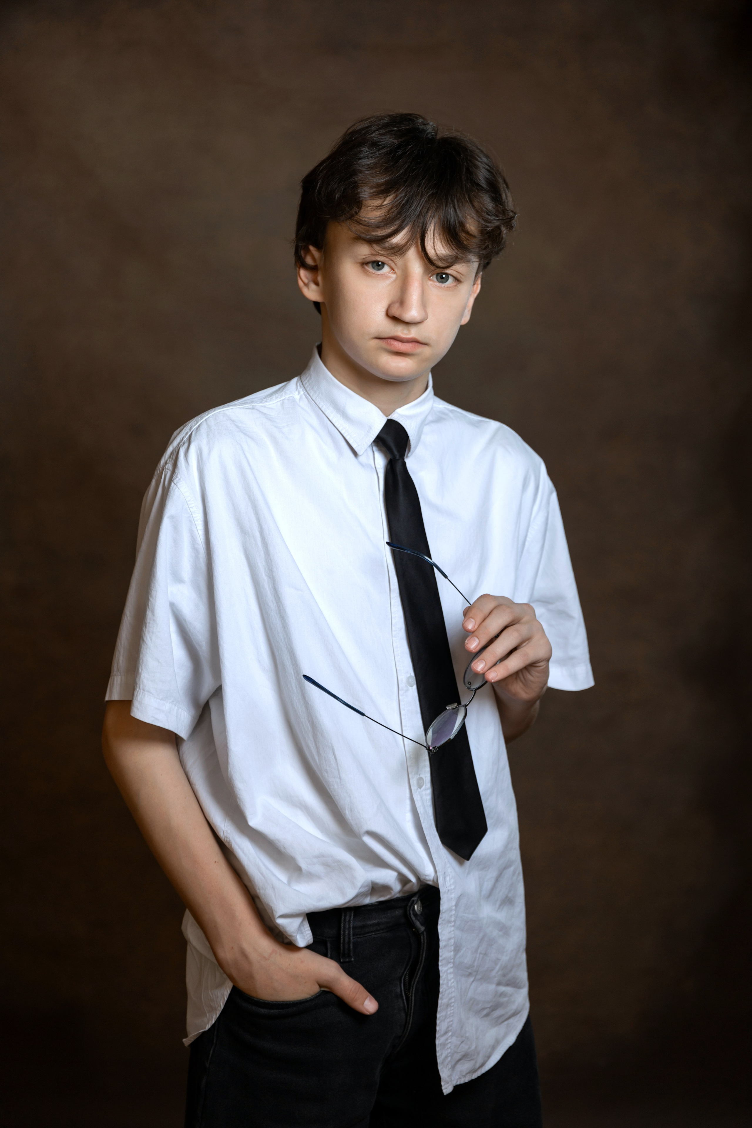 Портрет на коричневом холсте. Правильный Выпускной Альбом