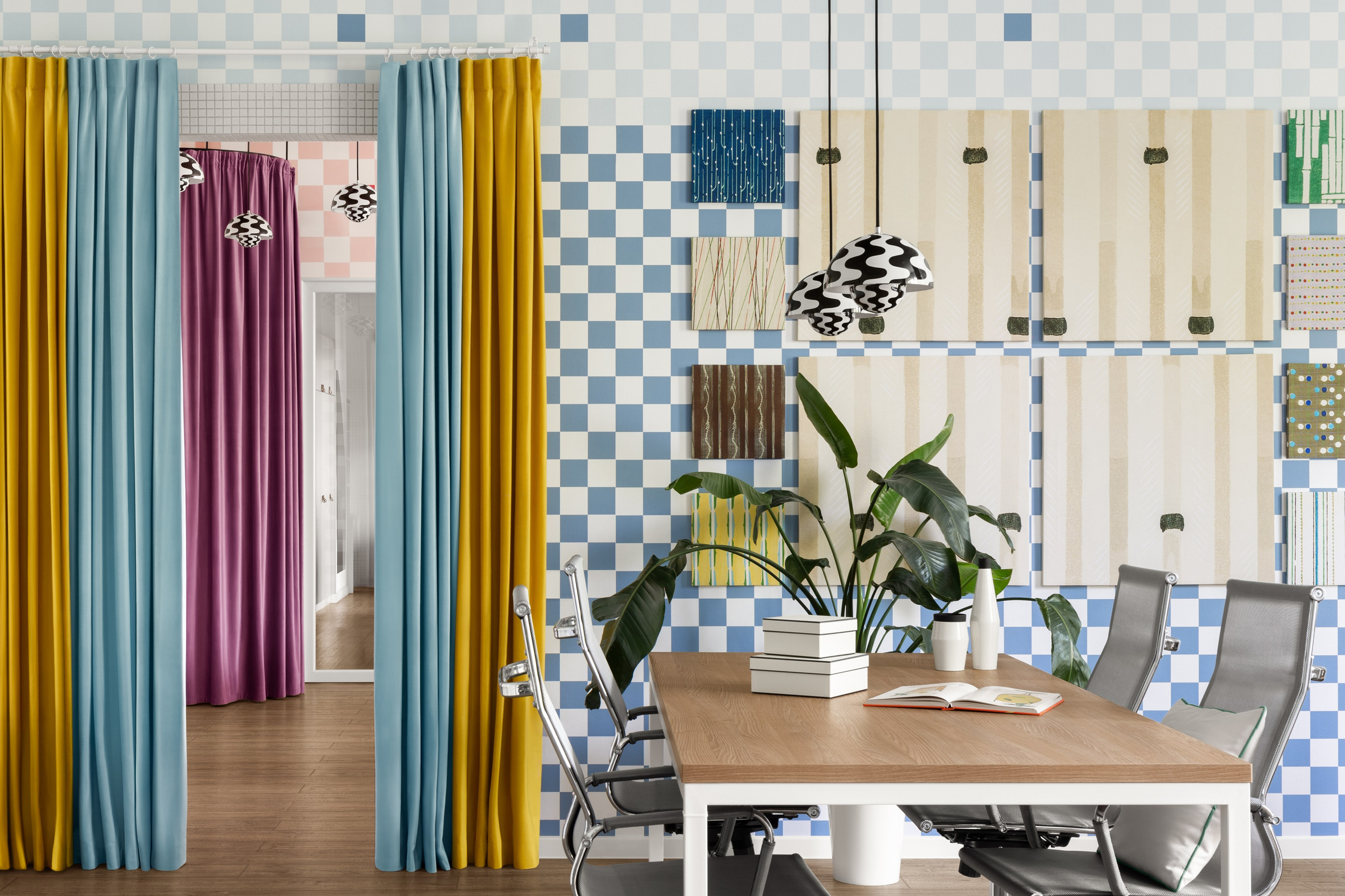 Интерьерная фотосъёмка яркого офиса PR агенства из Алматы, интерьер с деталями на фото