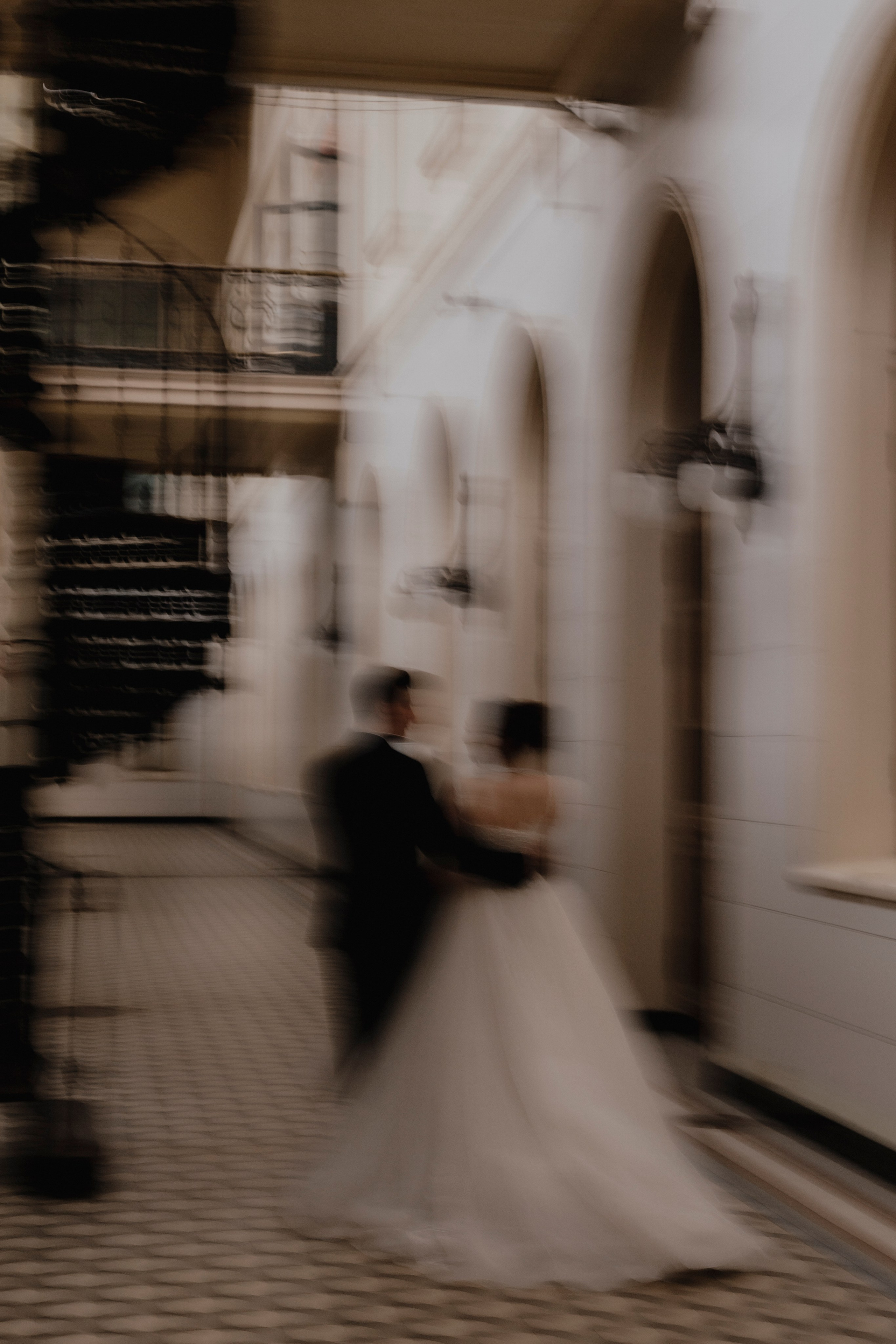 свадебная фотосессия на витебском вокзале необычная локация для свадебной фотосессии свадебный фотограф в питере любить камерная свадьба только вдвоем ретро-вайб атмосферные фотографии фотограф с душой санкт петербург калининград москва касания семейный альбом ценить моменты создавать любовь