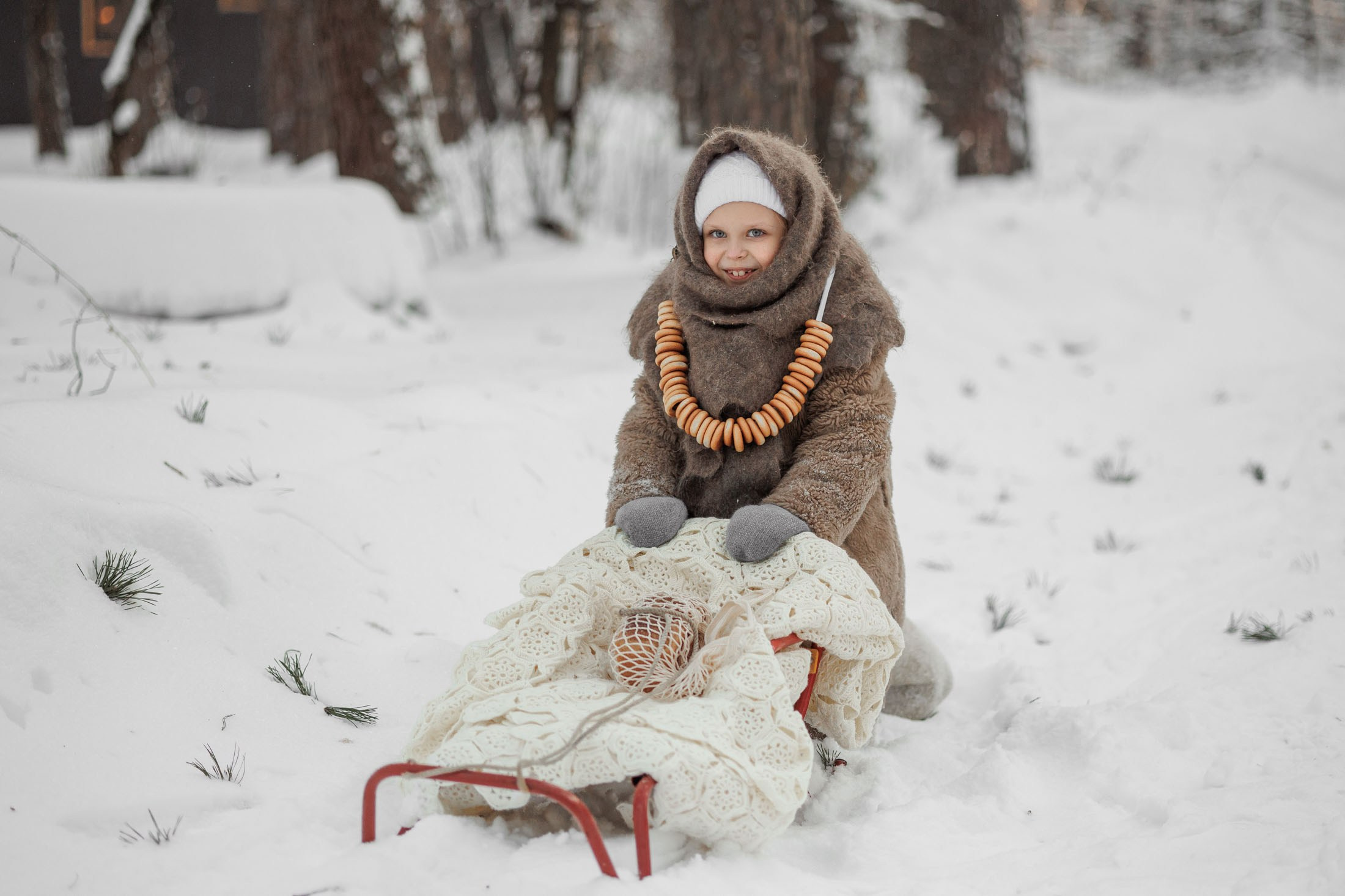 зимняя детская фотосессия в&nbsp;стиле советского времени. Маленькая девочка одета в&nbsp;шубу, валенки и&nbsp;пуховый платок