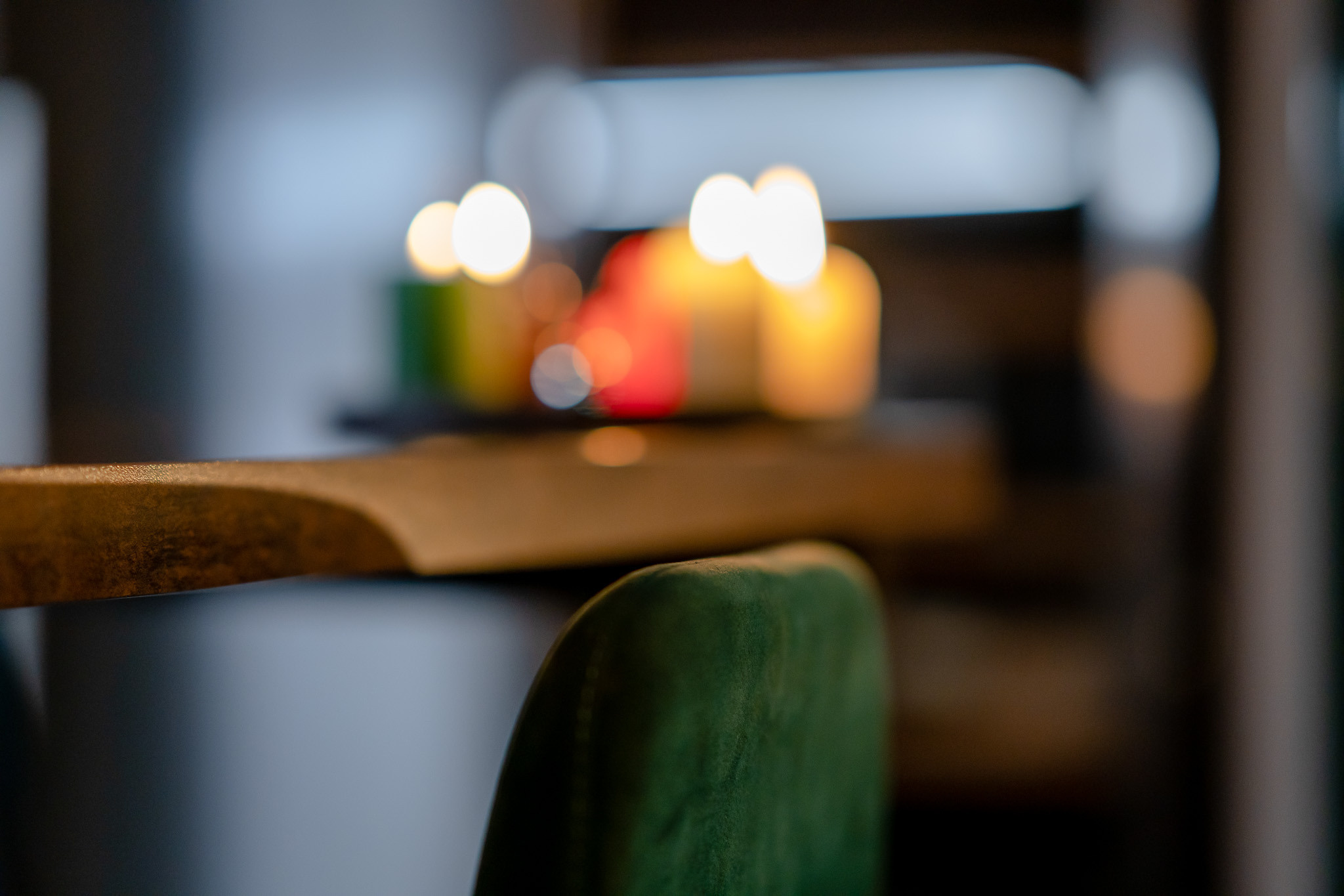 Стул, стол и свечи в интерьере с боке