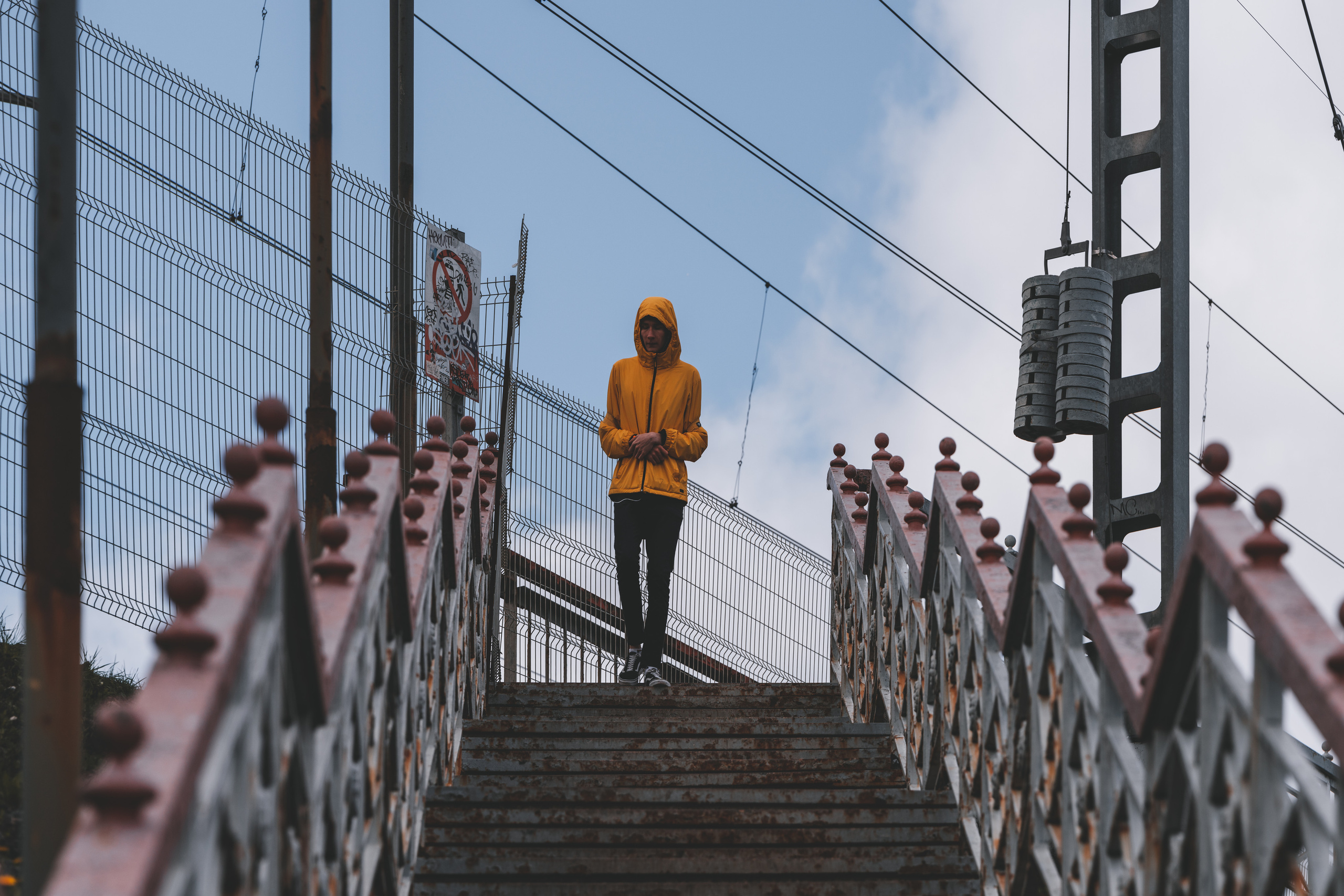 Человек в желтом на лестнице