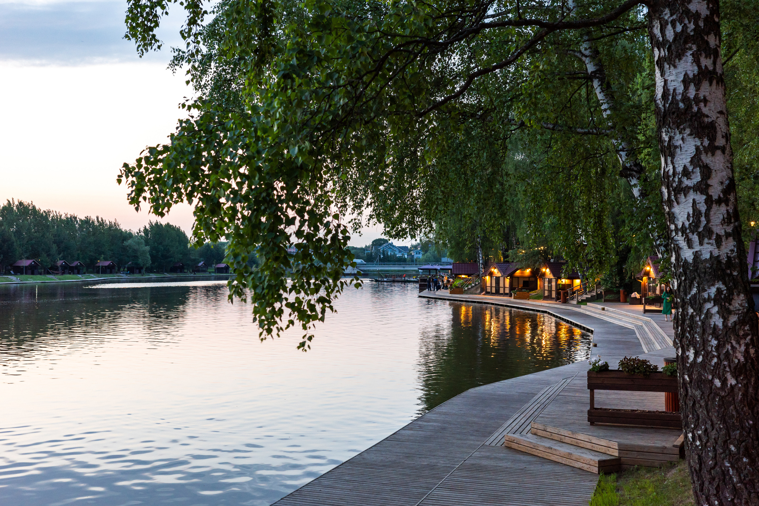 На берегу пруда комплекса Фишпоинт под Подольском вечером с огнями