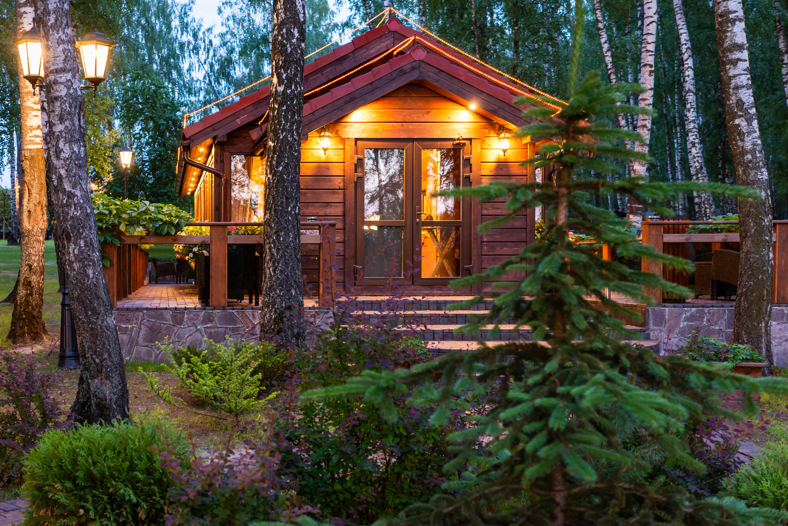 Беседка в комплексе Фишпоинт под Подольском вечером в огнях