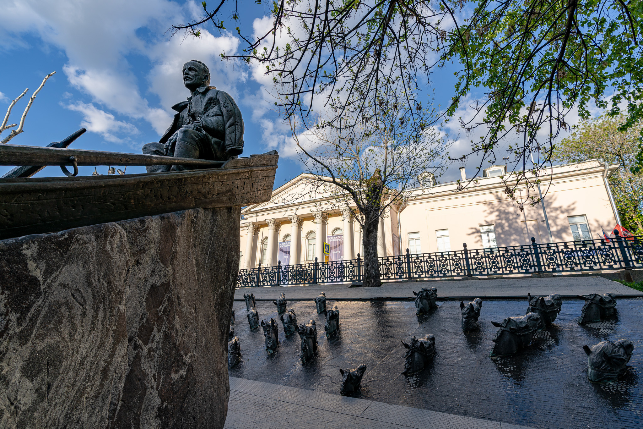 Памятник Шолохову на Гоголевском бульваре в Москве