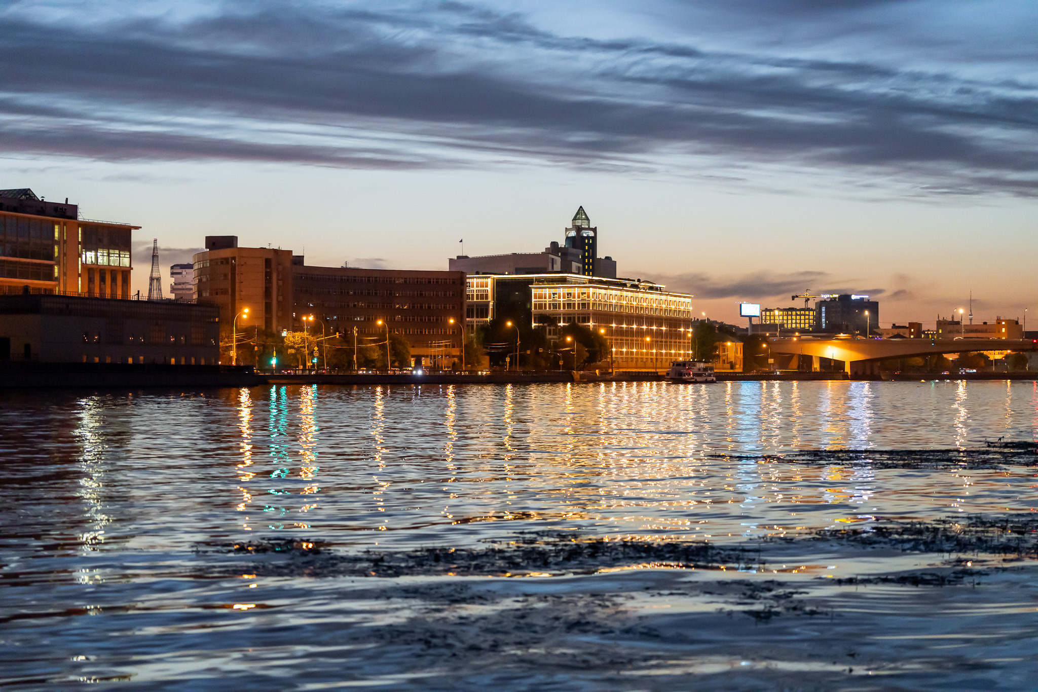 Вид на реку с набережной Марка Шагала в Москве ночью