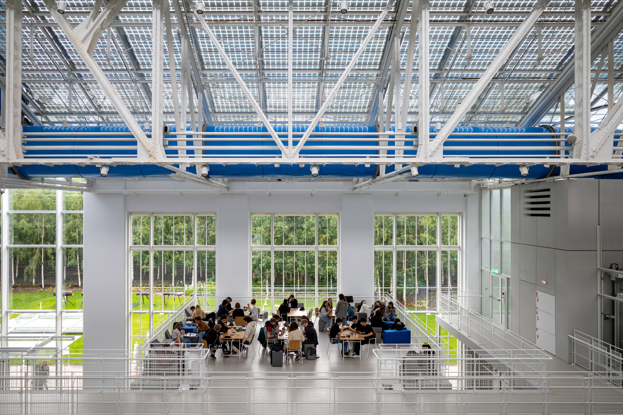 Люди, играющие в настольные игры в помещении ГЭС-2 в Москве