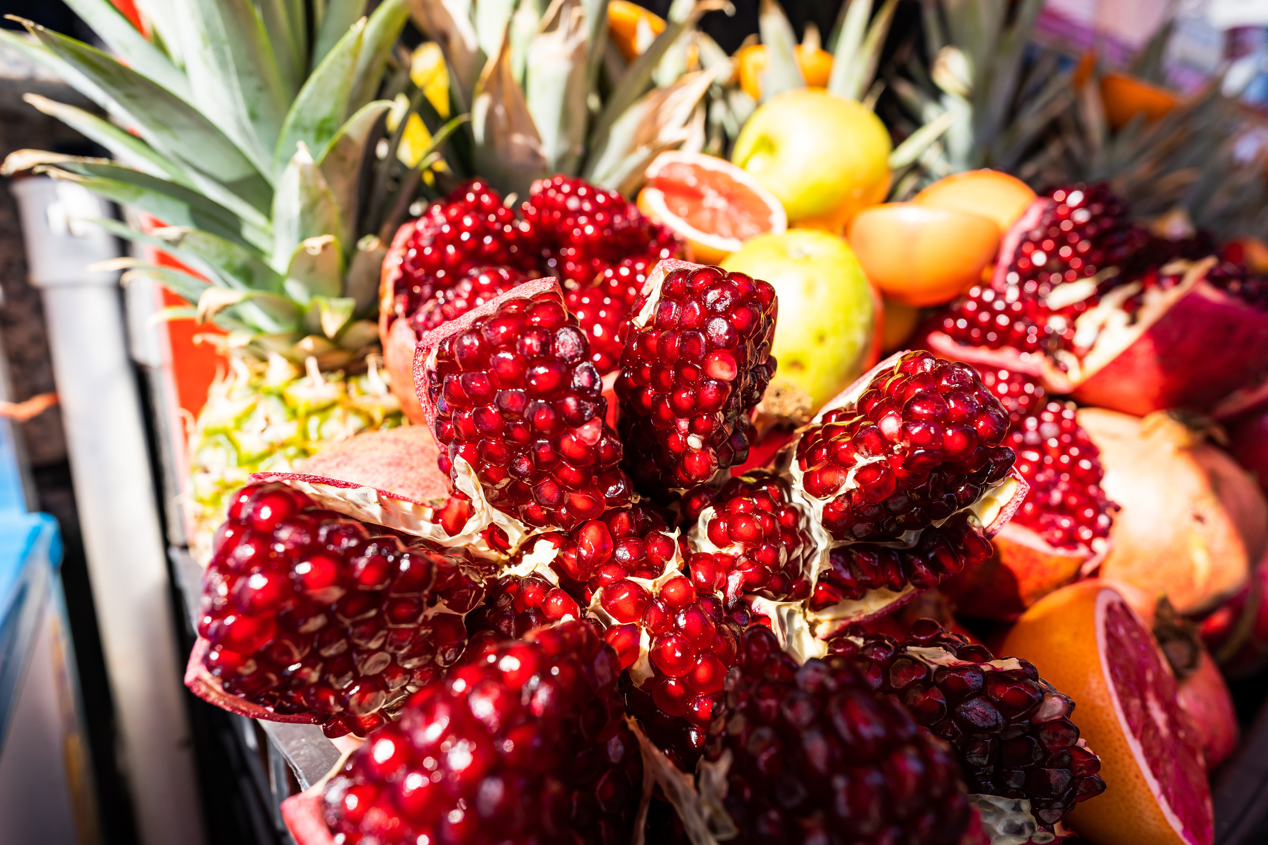 Разрезанный спелый гранат