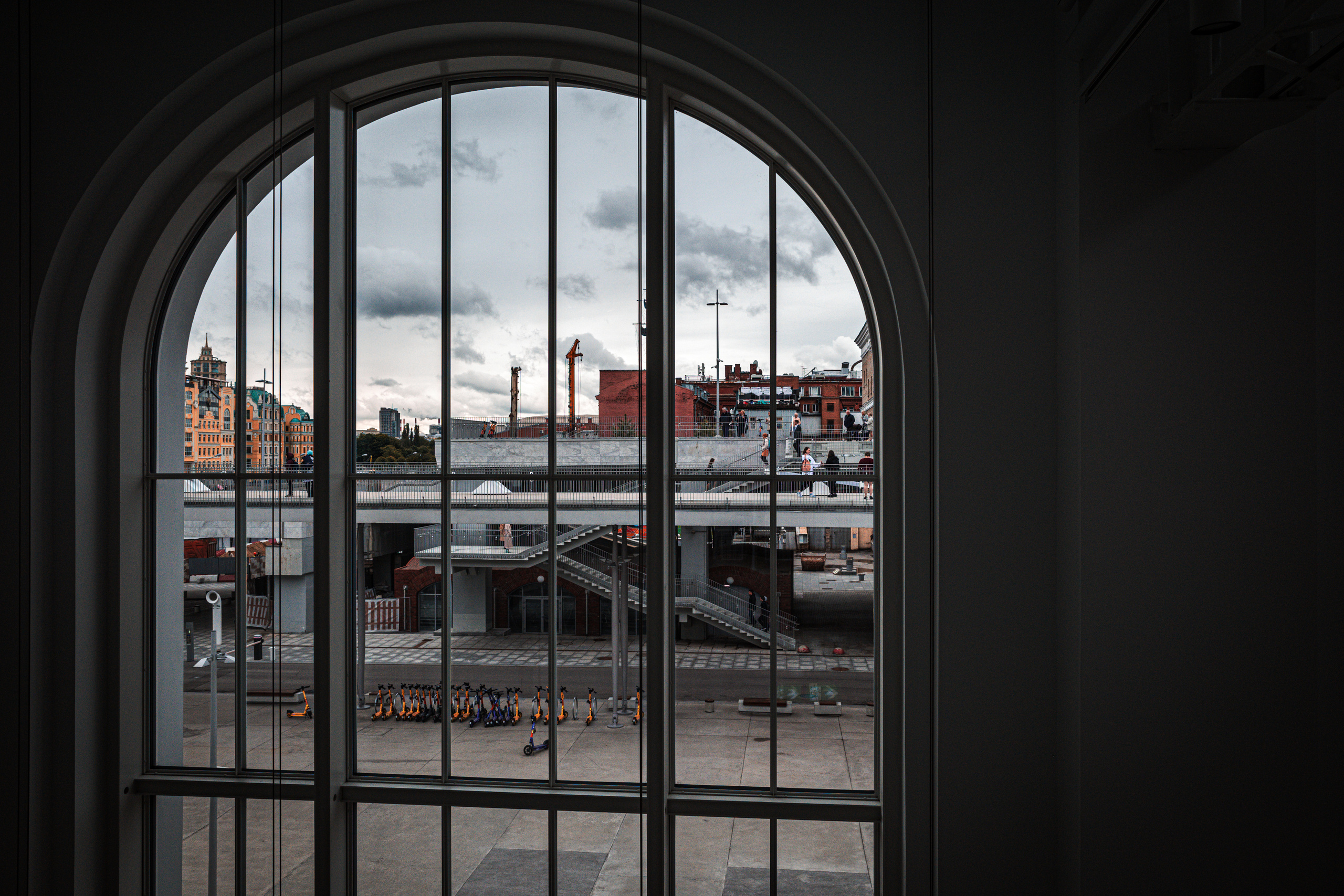 Вид на город из окна ГЭС-2 в Москве