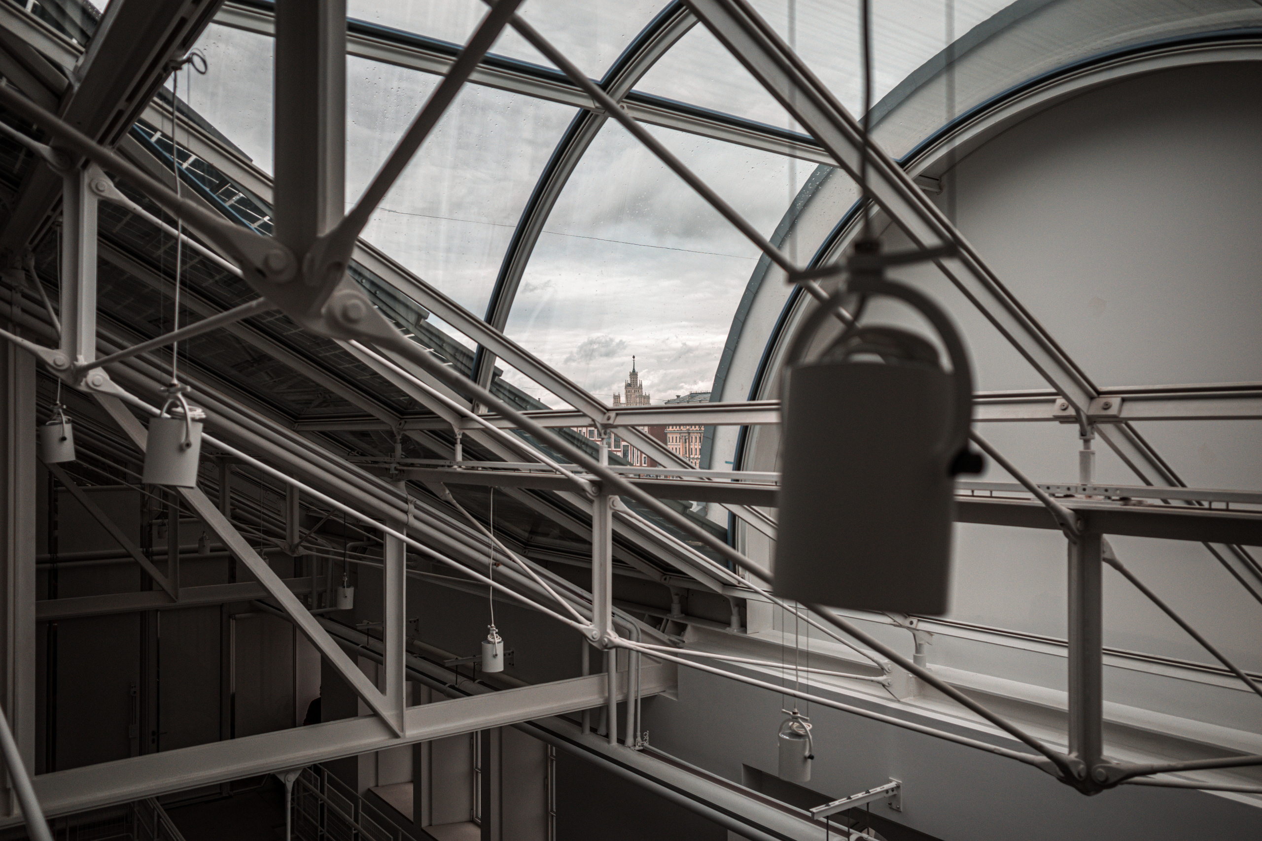 Вид на высотку из окна верхнего этажа ГЭС-2 в Москве