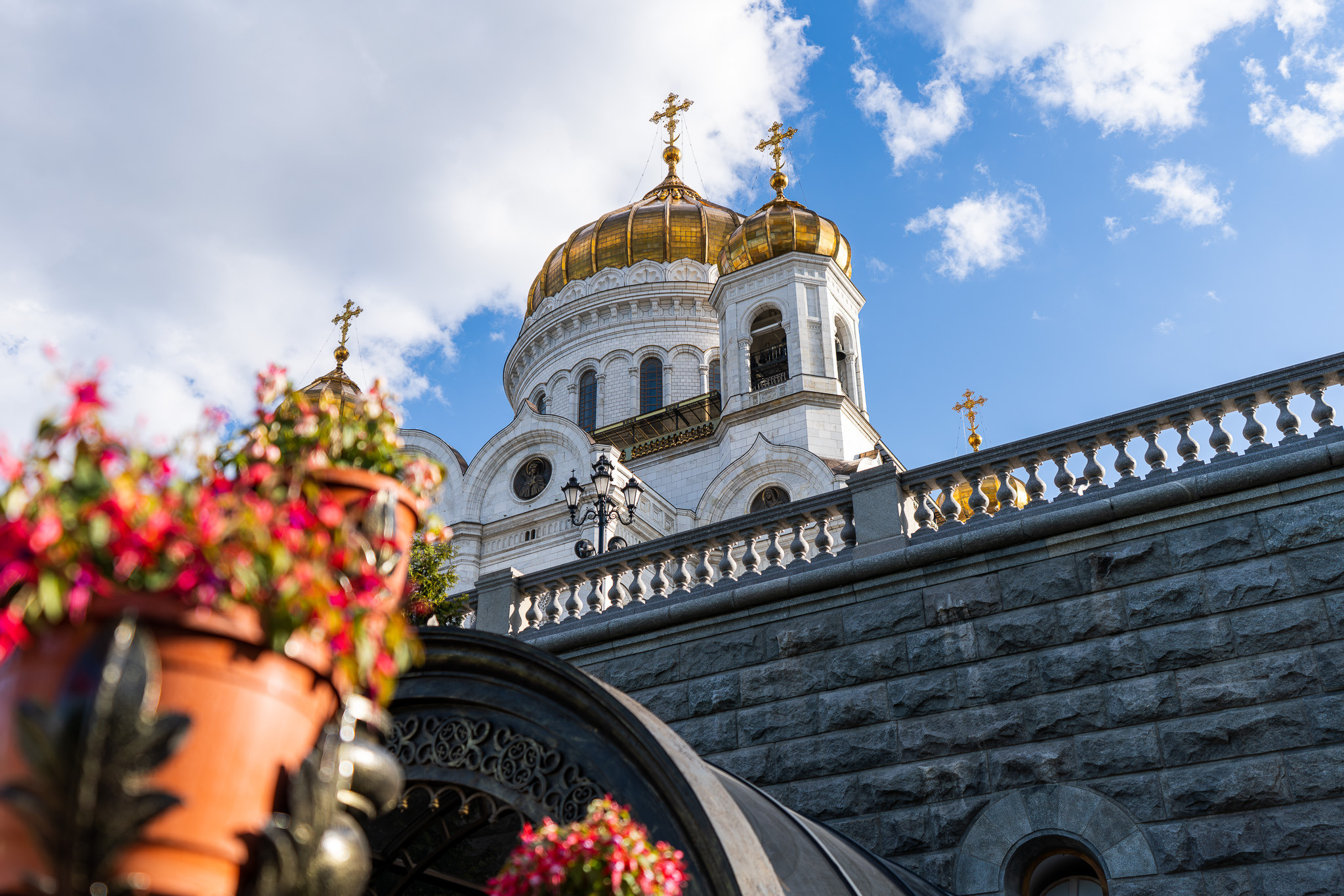 Вид на Храм Христа Спасителя в Москве