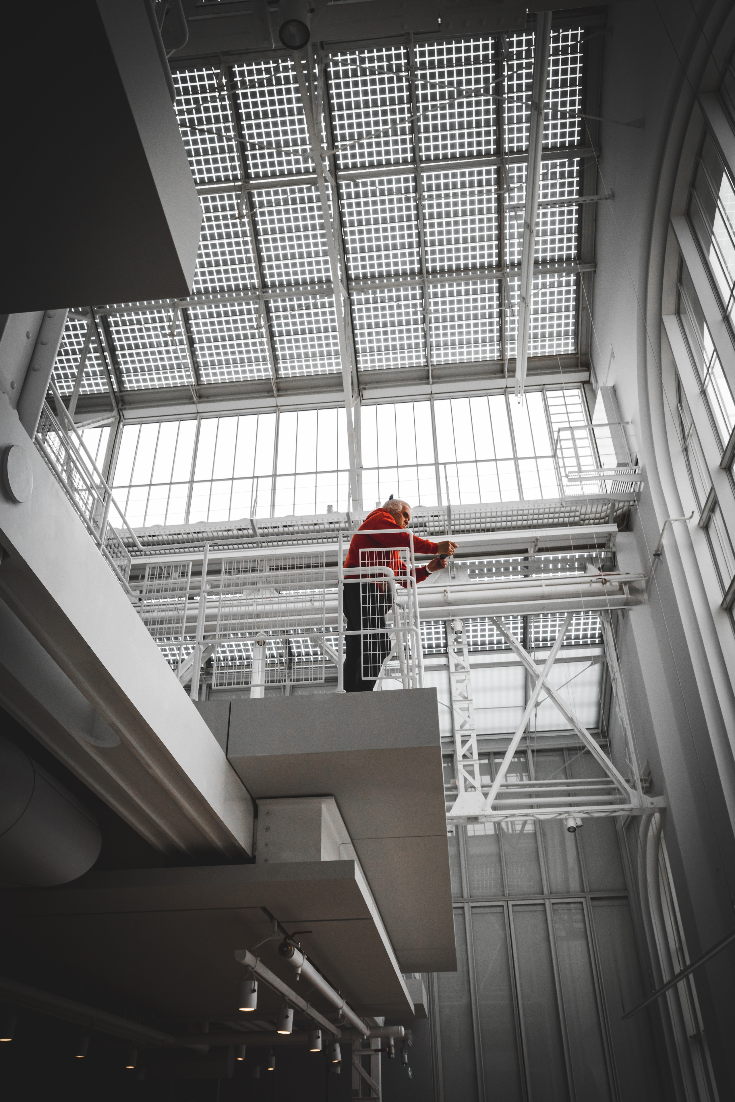 Мужчина на верхнем этаже в помещении ГЭС-2 в Москве