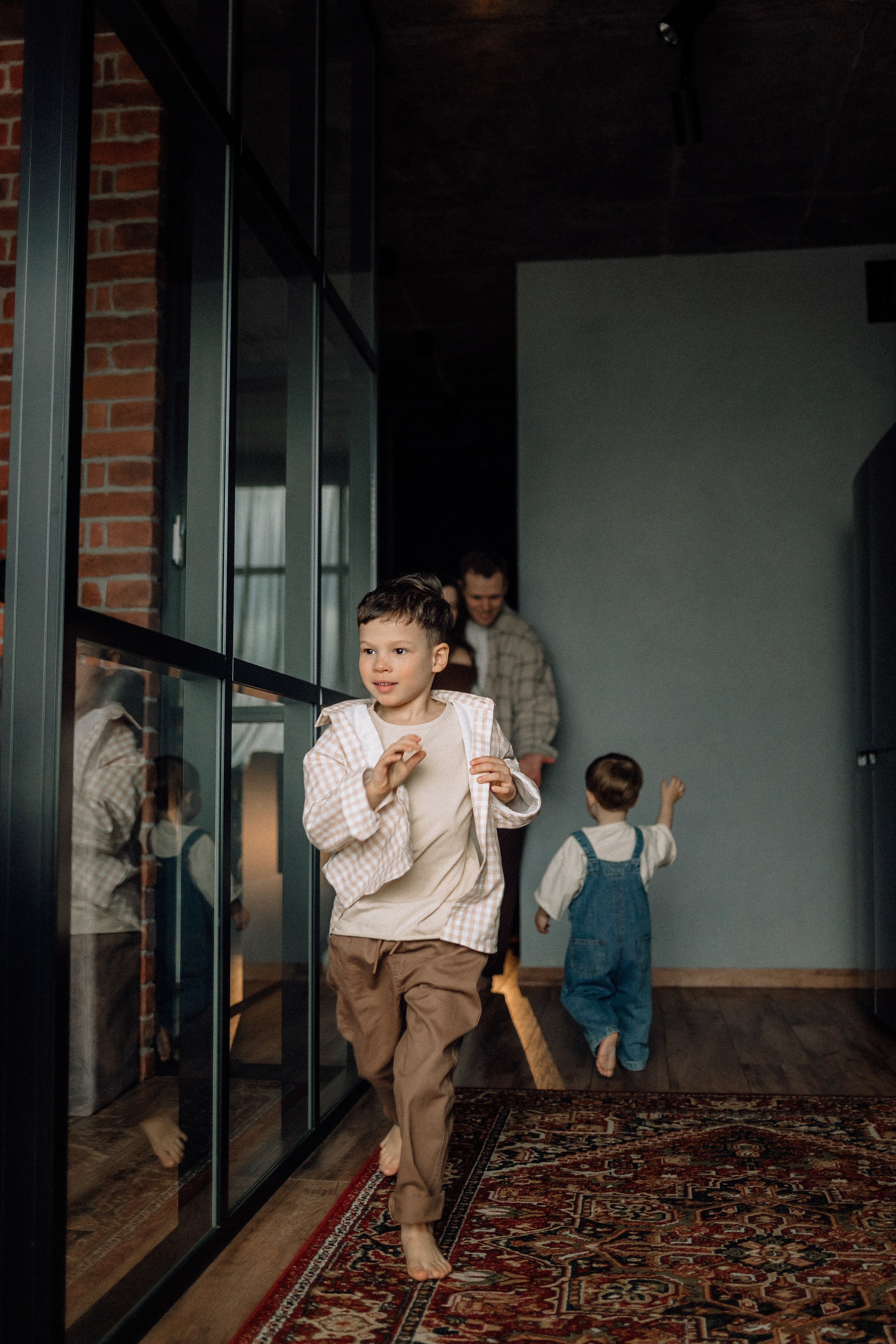 Звонко смеялись