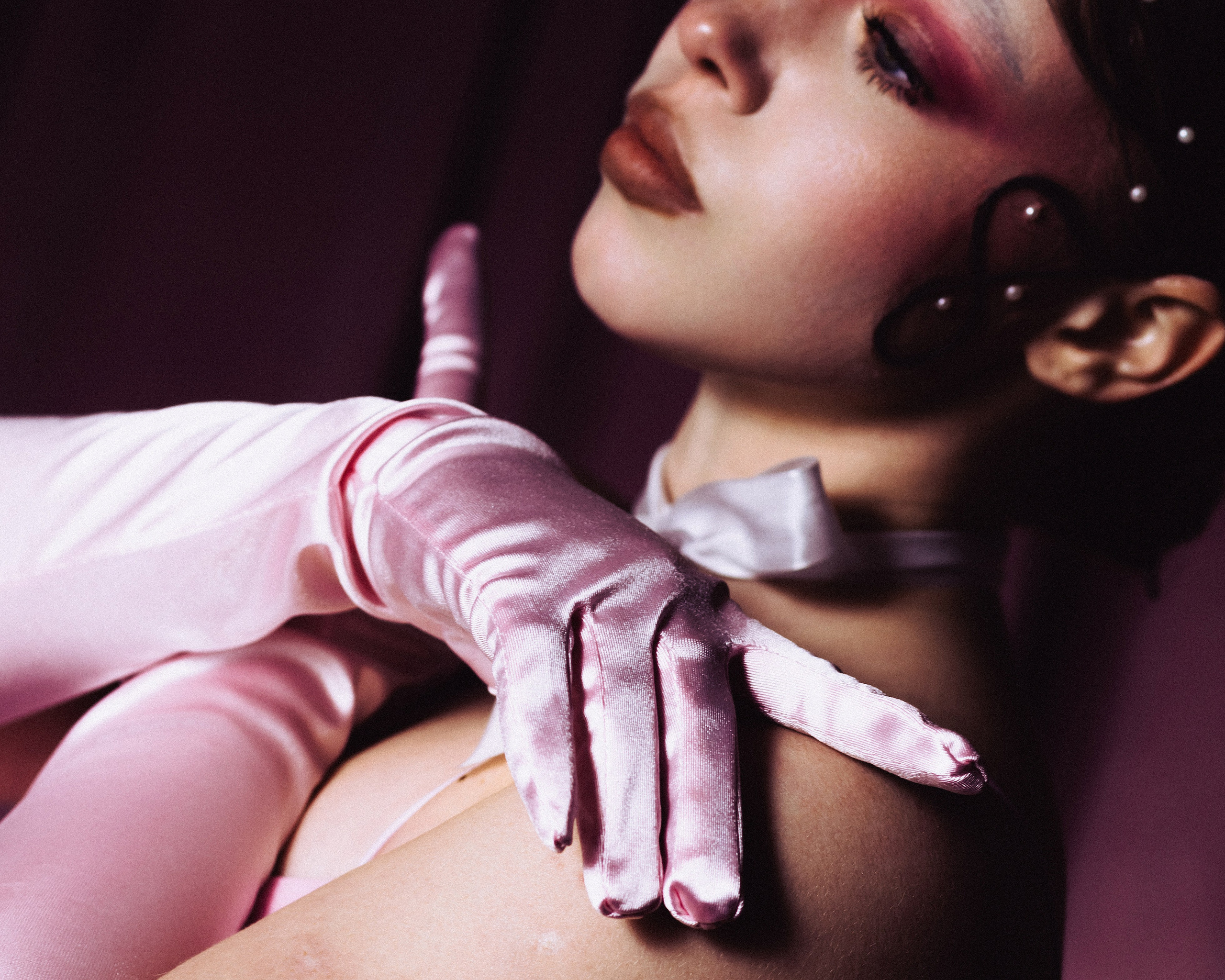 Фотограф Александра Овечкина Пенза: крупный план рук в длинных розовых атласных перчатках.