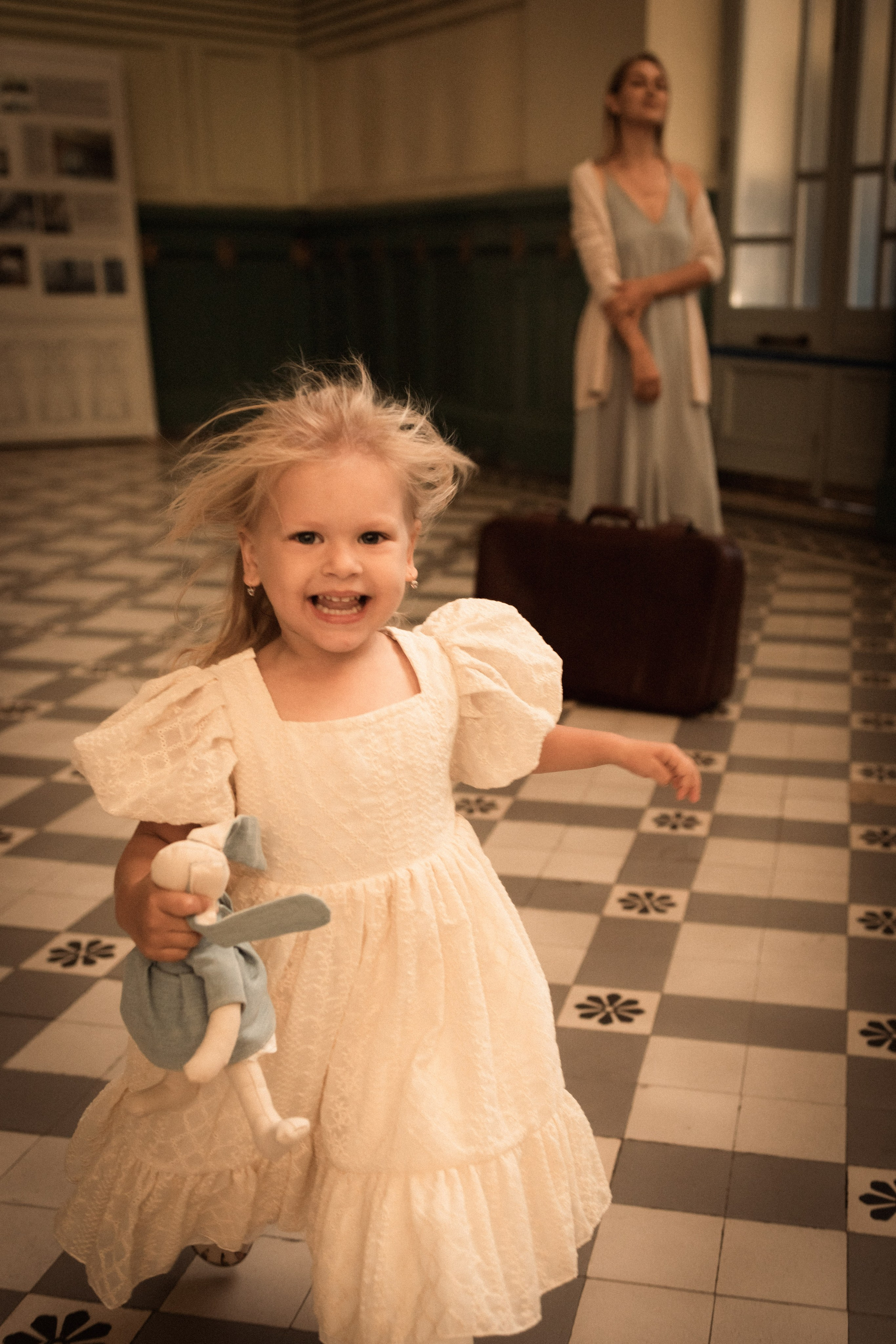 девочка бежит по холу Витебского вокзала