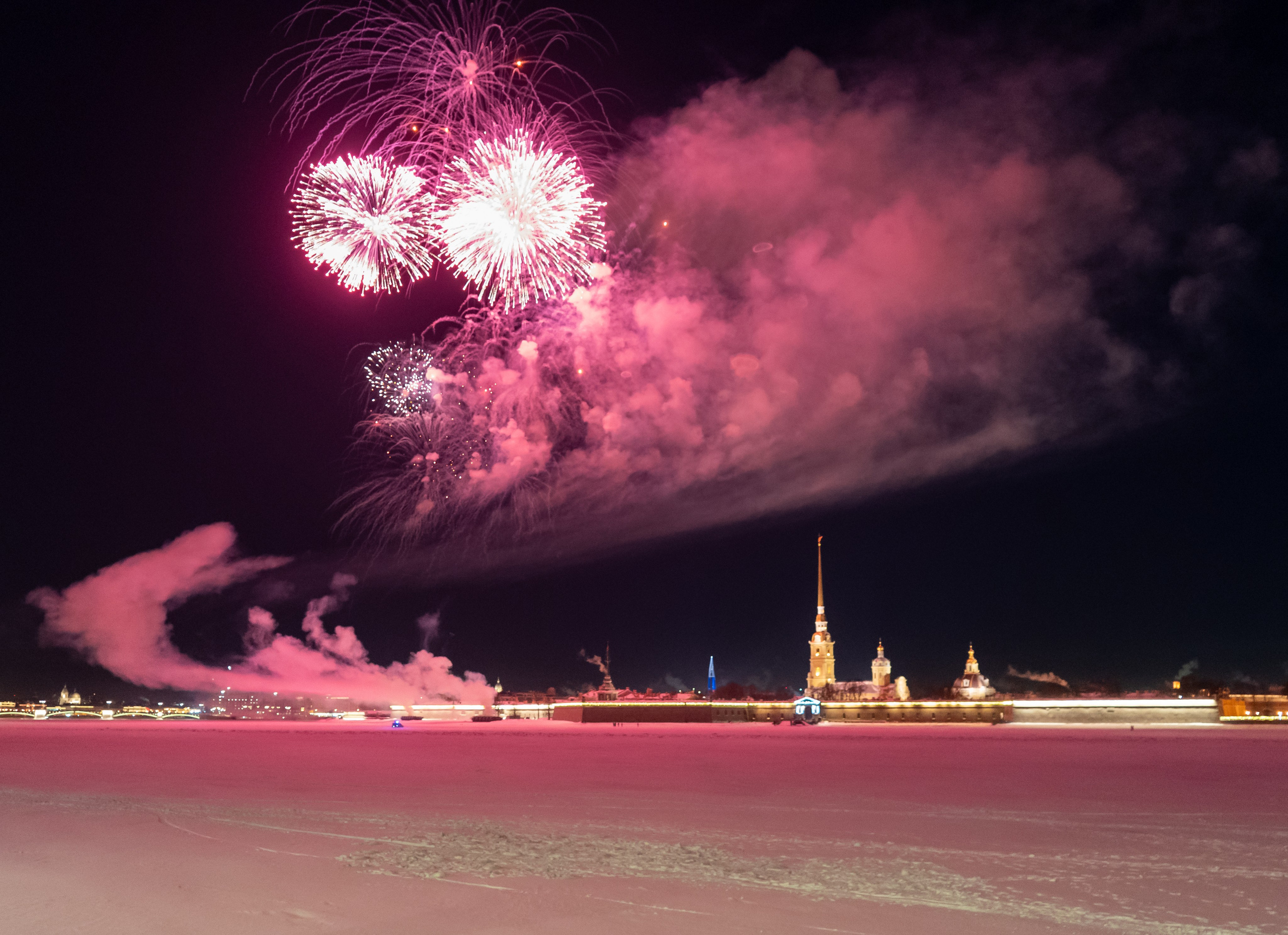 Праздничный салют в честь Дня защитника Отечества. Главная