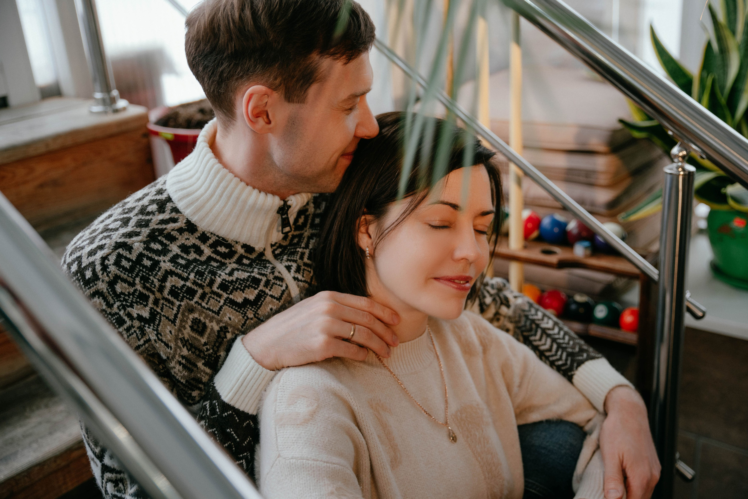 пара обнимает друг друга