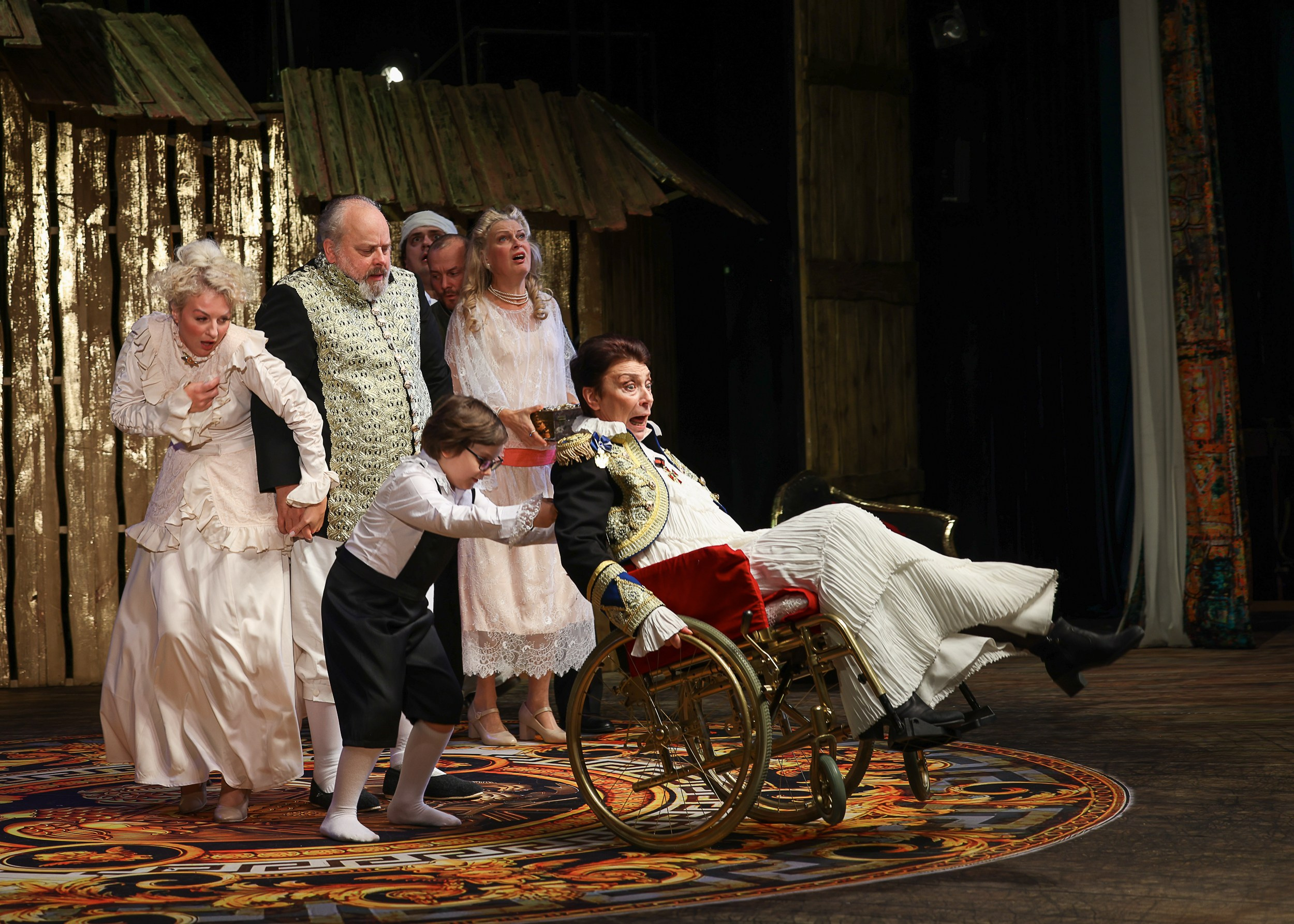 Весёлая женщина. Театр Эрмитаж. Репортажный, архитектурный, театральный и файн-арт фотограф Лена Мельникова в Москве