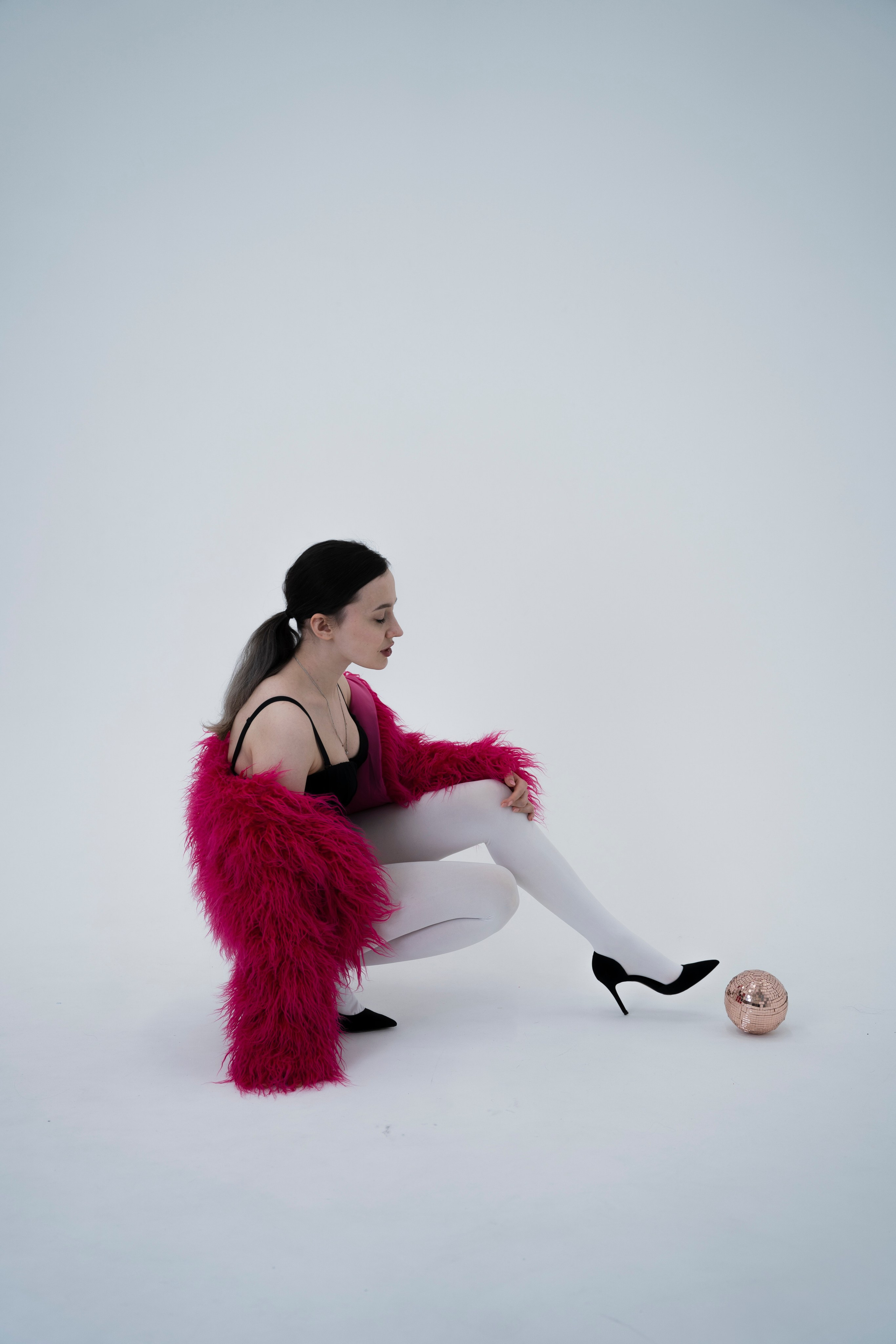 ДЕВОЧКА НА ШАРЕ. Главная