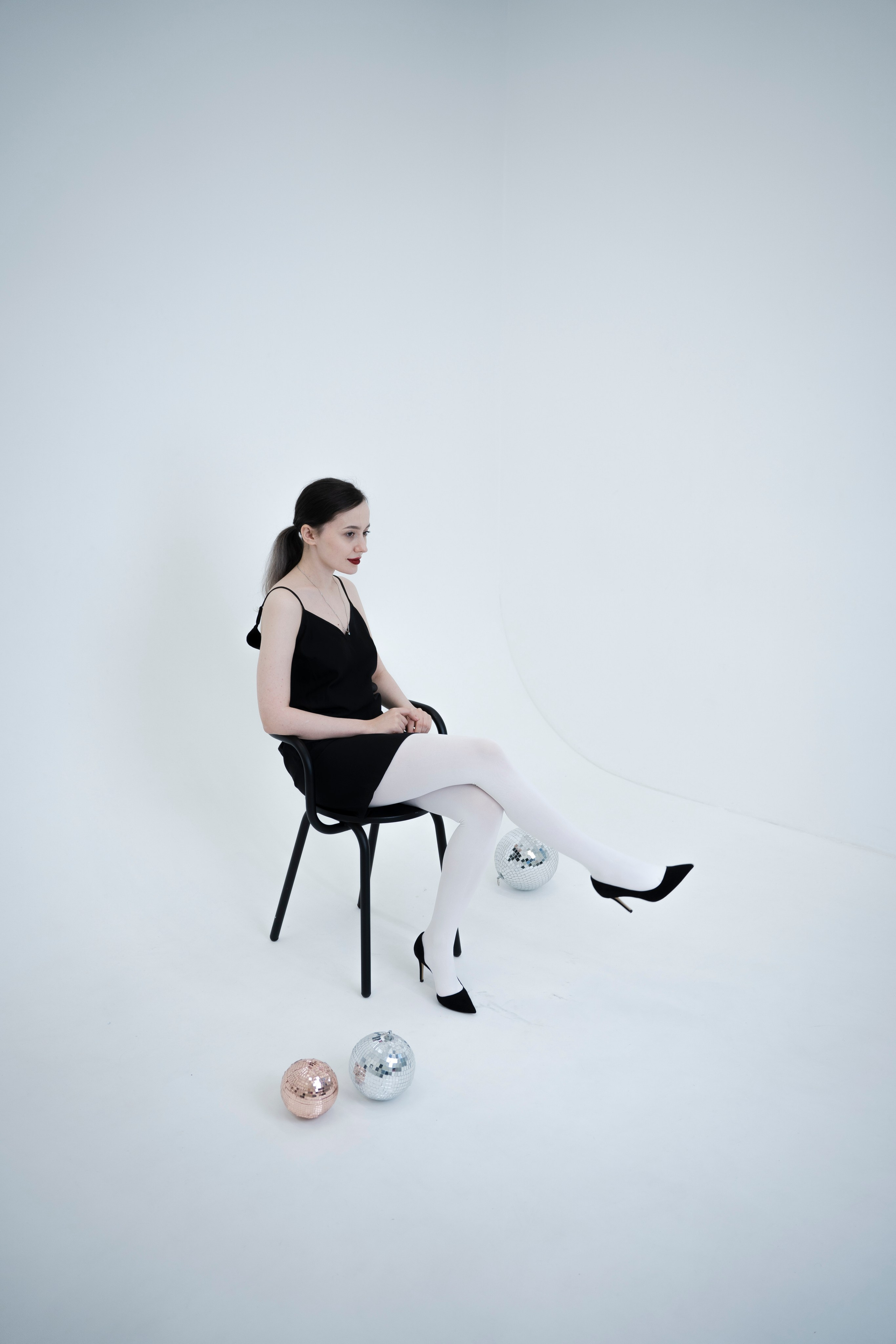 ДЕВОЧКА НА ШАРЕ. Главная