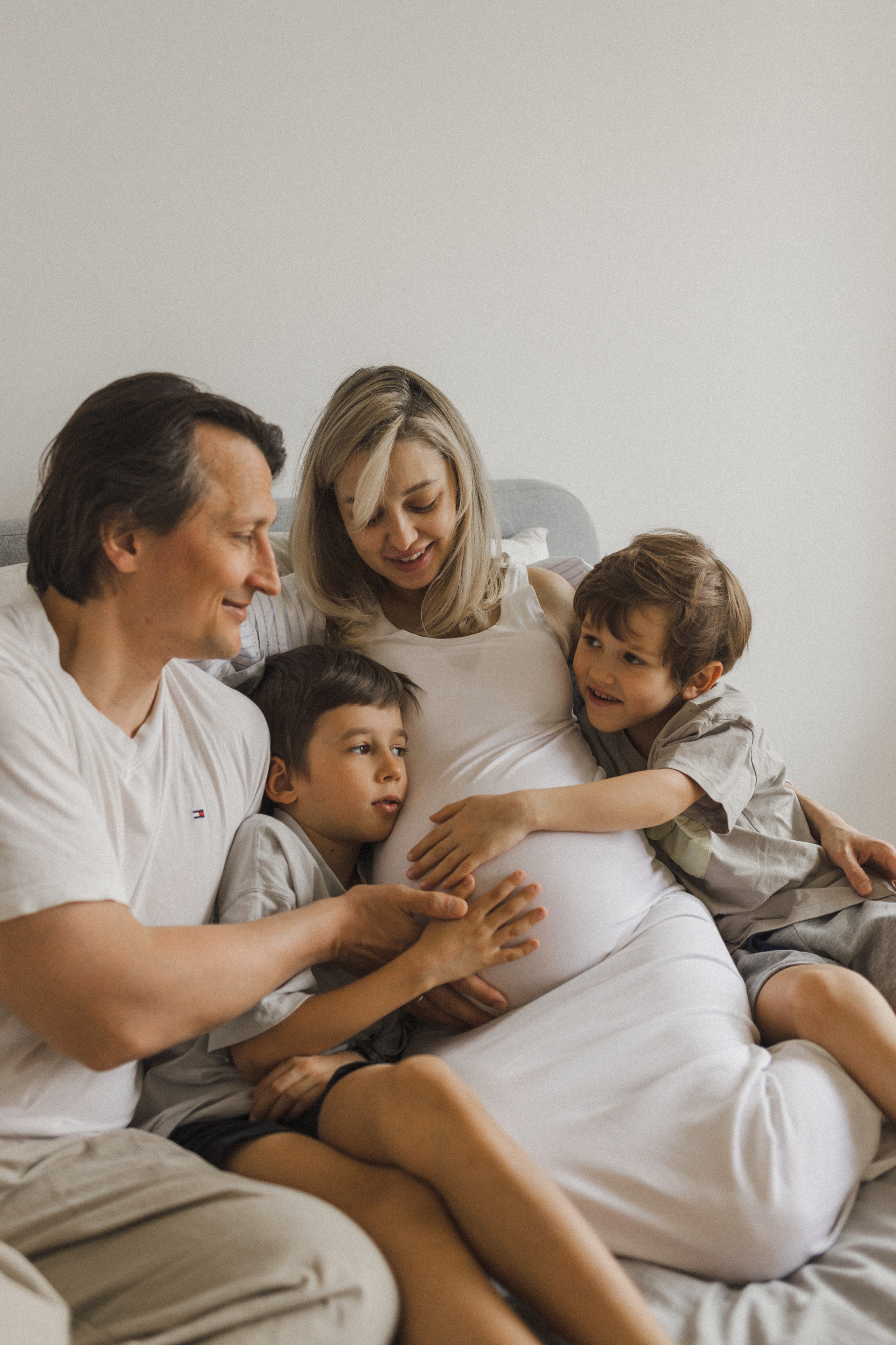 Катя, Паша, Валера и Родион ждут братика. Семейный фотограф в Москве