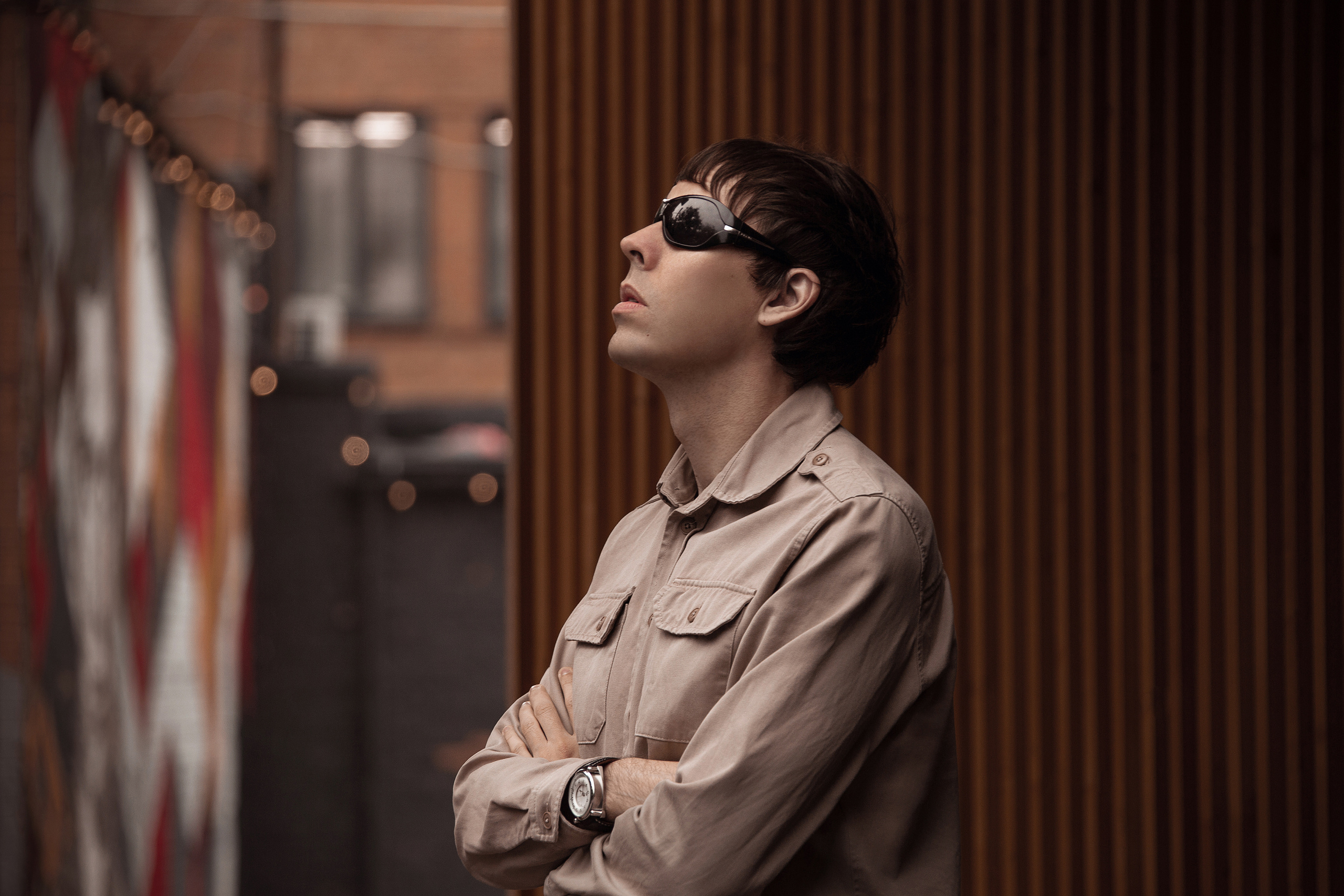 Фото прогулка для мужчины в солнечных очках на флакон заводе в осенний день.