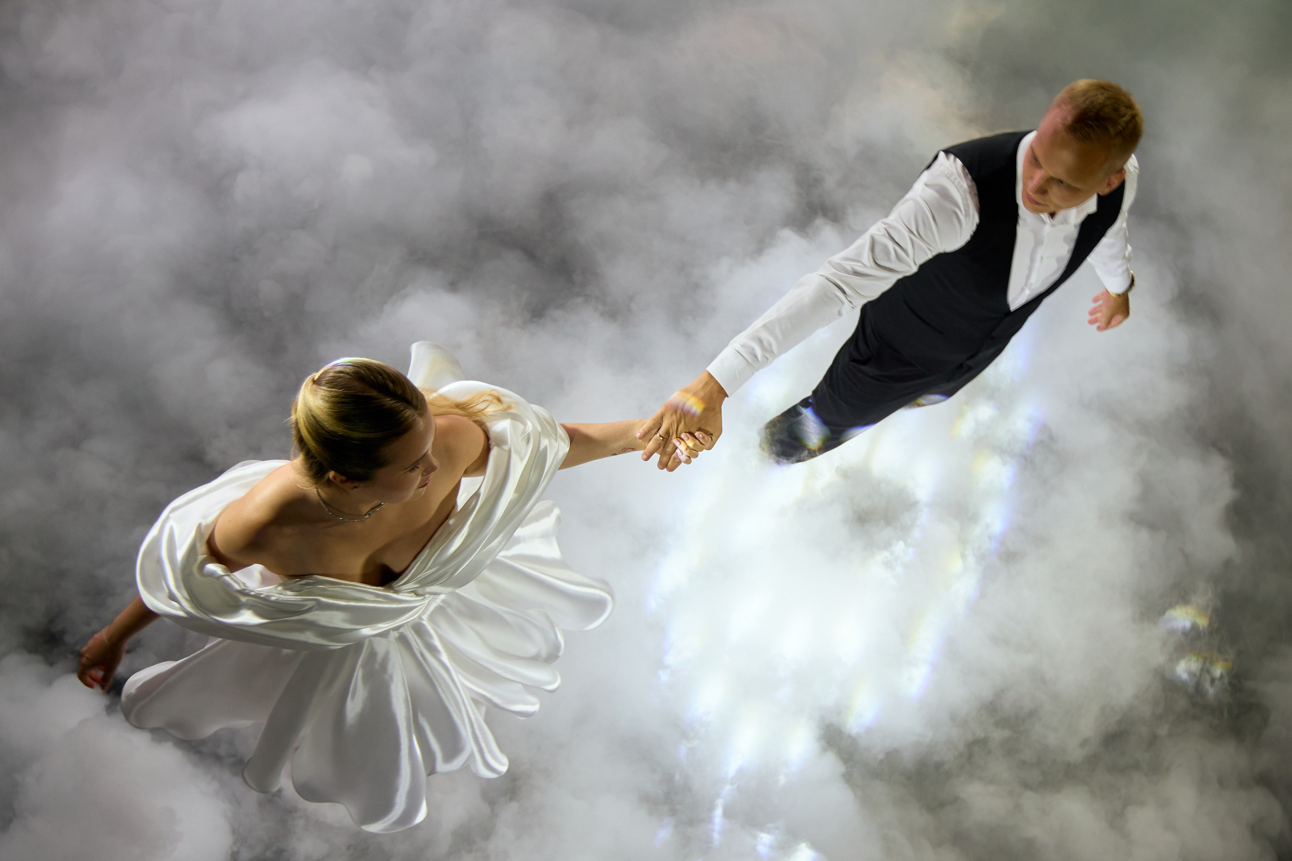 Первый танец жениха и невесты с тяжелым дымом.
