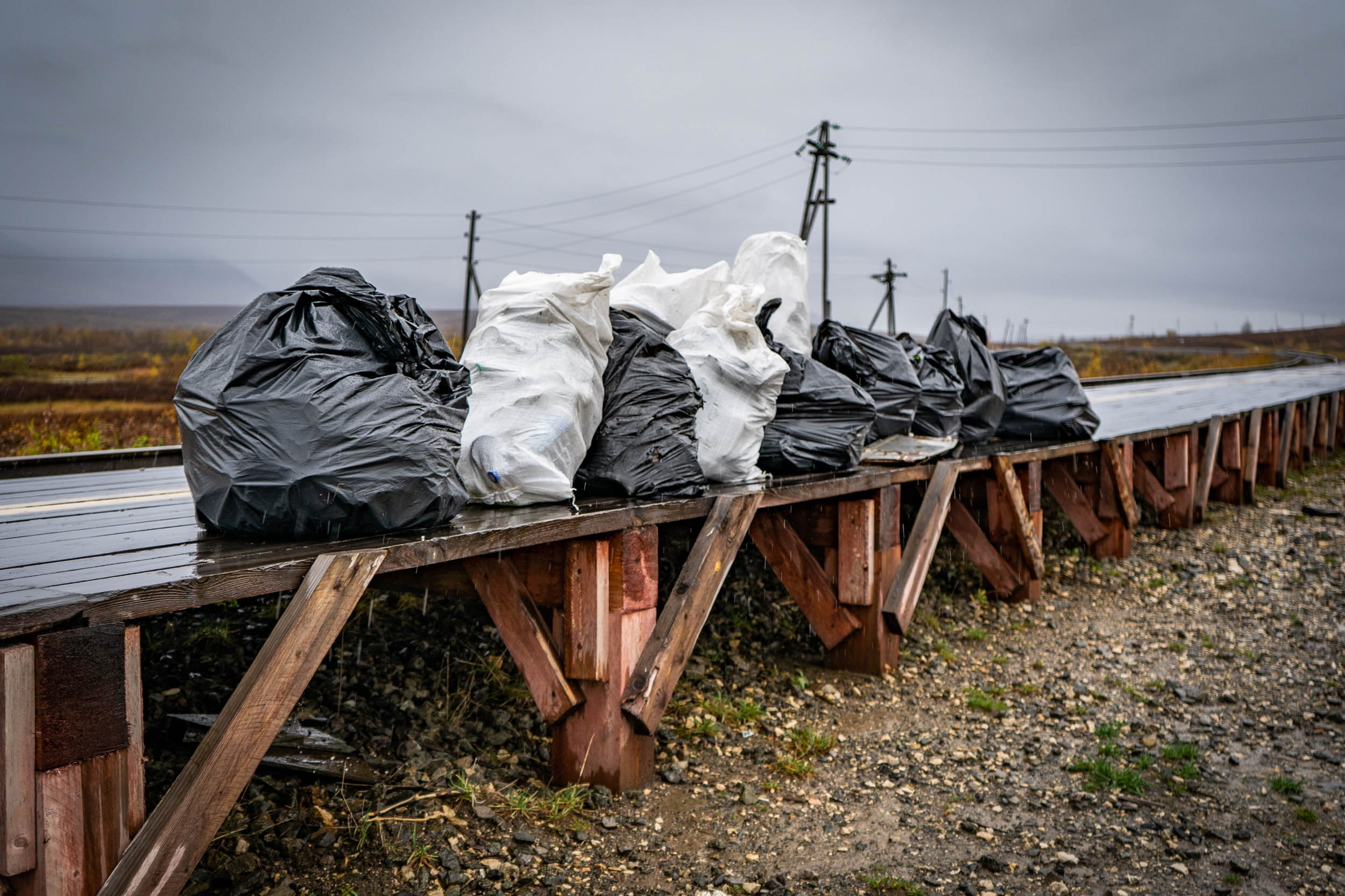Уборка перрона п.Полярный, станция «110 км». Фотограф Екатерина Зорина