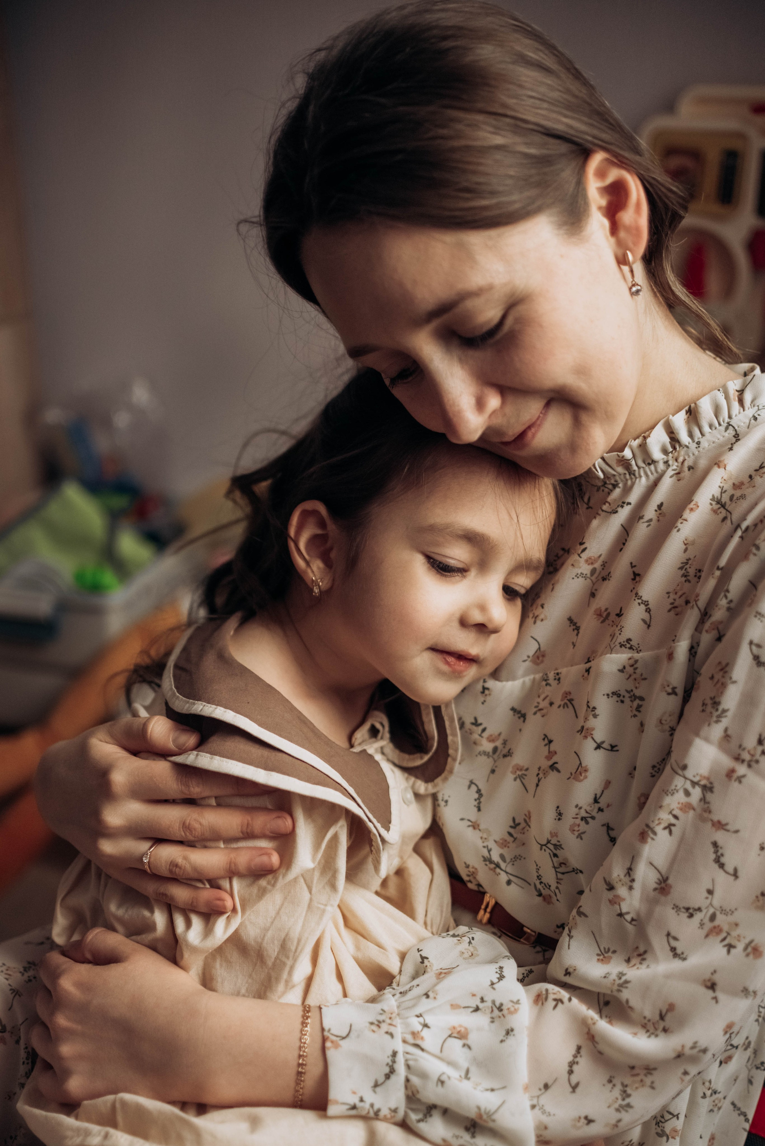Домашняя фотосессия для мамы и дочек, с цветами, весной, к 8 марта. Семейный фотограф в Железнодорожном Масаева Елена