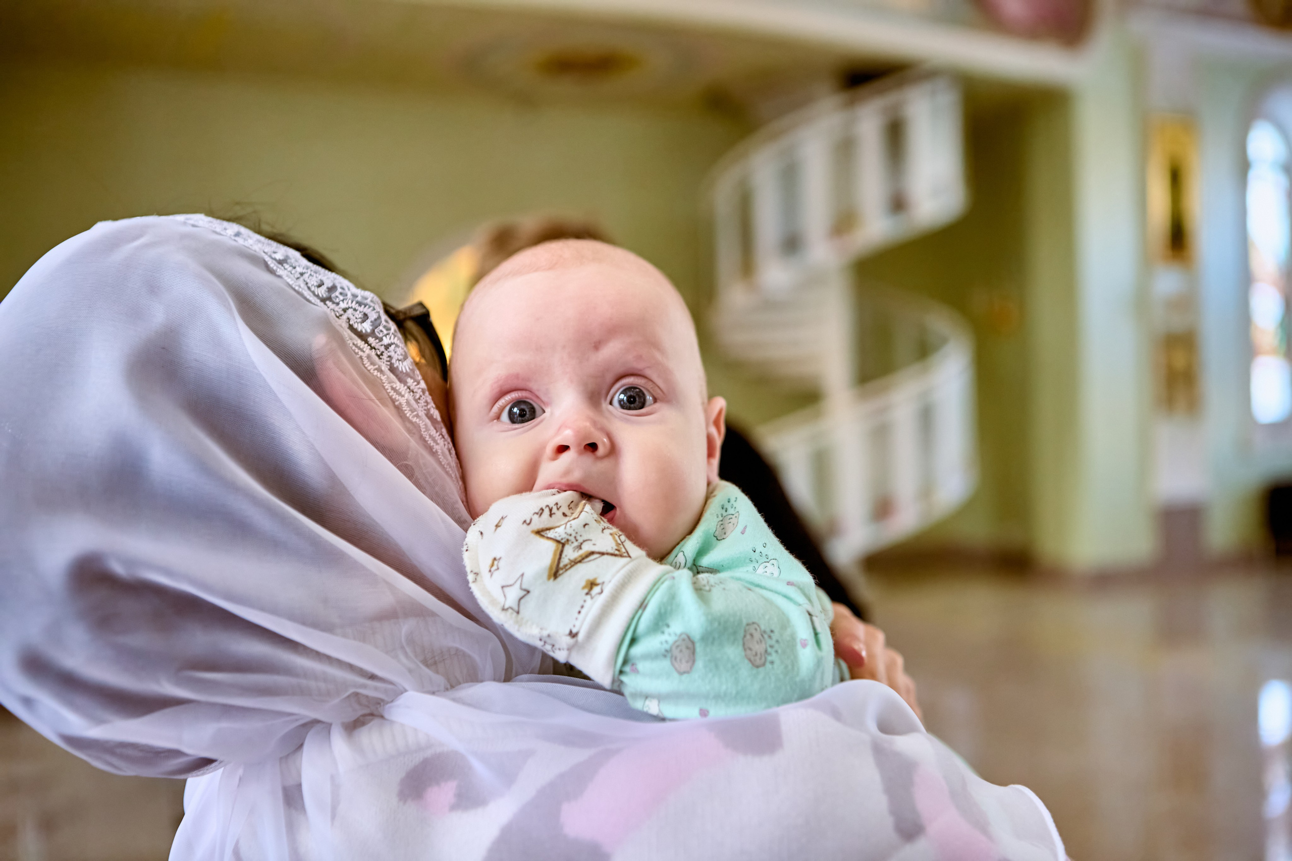 Фотограф на Крещения Дзержинск Православный фотограф Николай Голованов. Младенец смотрит за спиной на фотографа