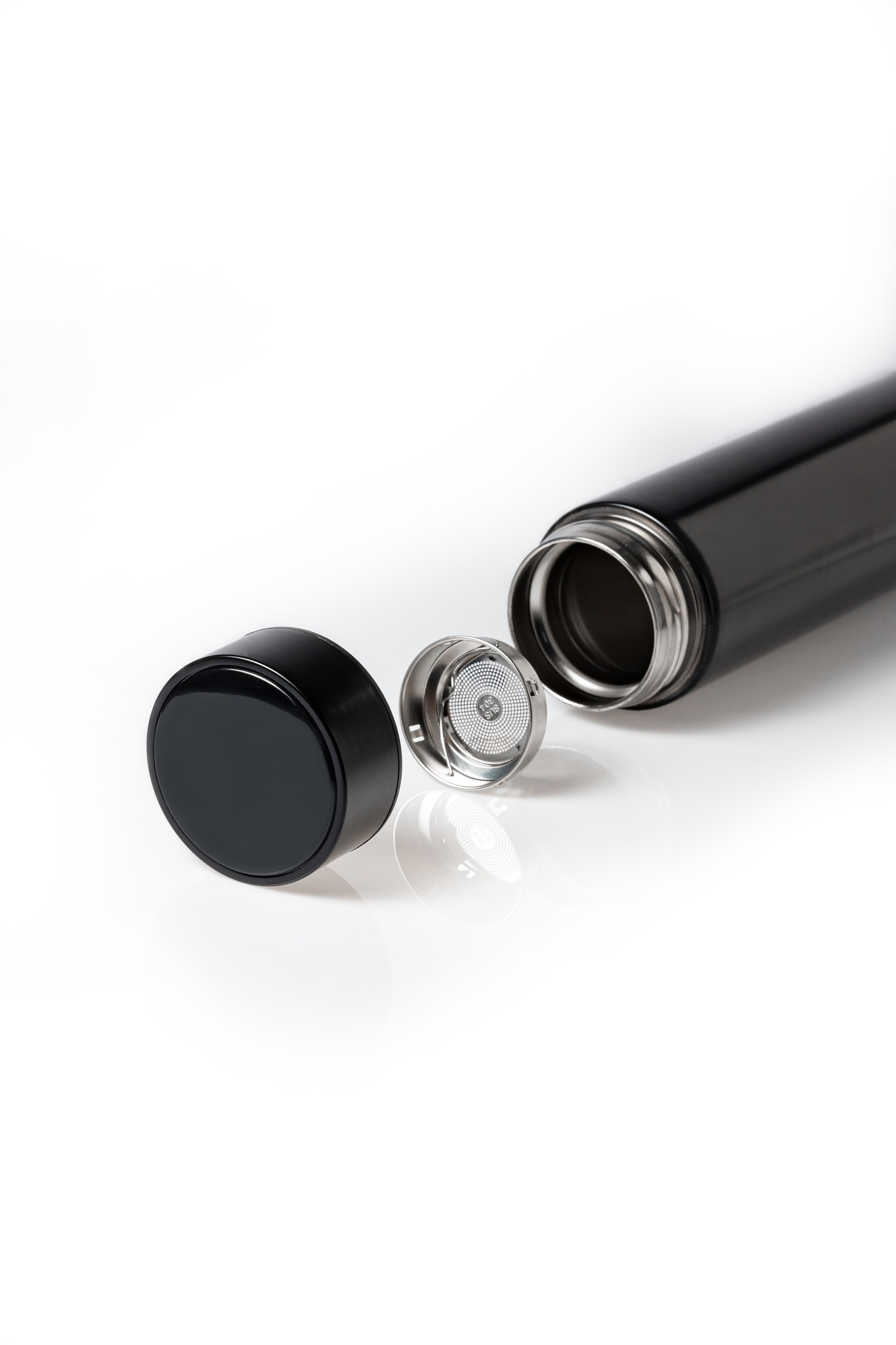 рекламное фото, каталожная съемка, бутылочка, баночка с кремом,  на белом и черном зеркальном фоне, имиджевая съемка, сложные композиции