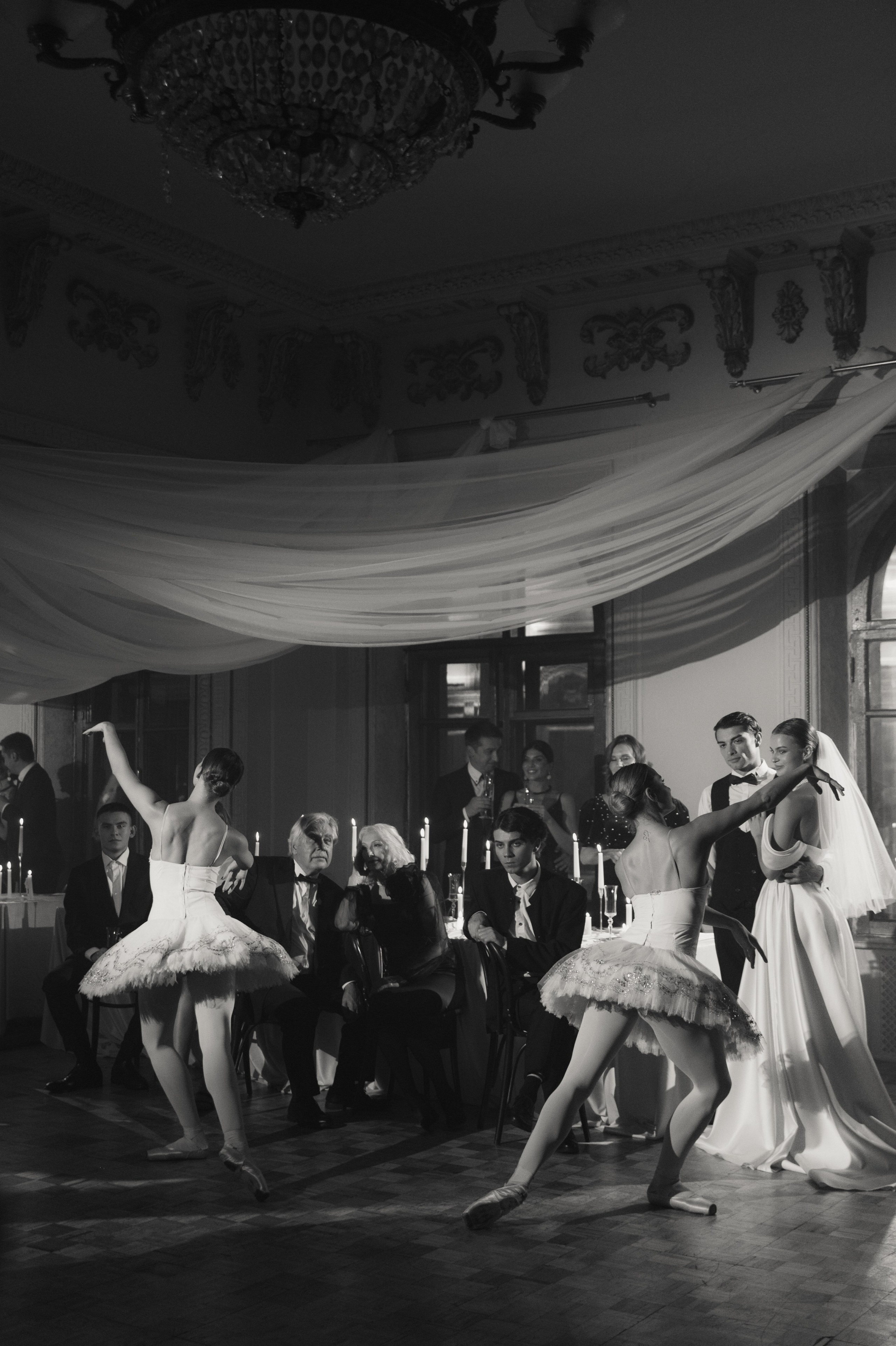 Камерный свадебный ужин при свечах в старинном особняке в фотостудии 21. Kult. Ярослава Ерина — свадебный фотограф в Москве