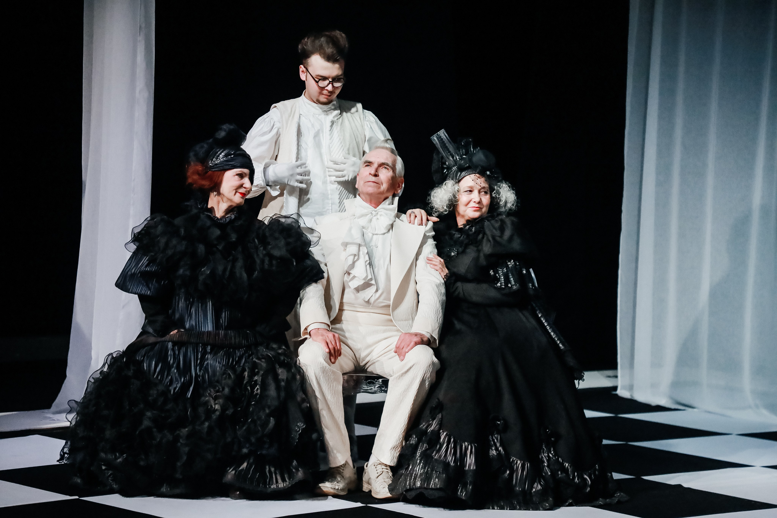 «Дядюшкин сон». Молодёжный театр алтая. Режиссер Дарья Камошина. Фоторепортаж. Театральная фотосъёмка