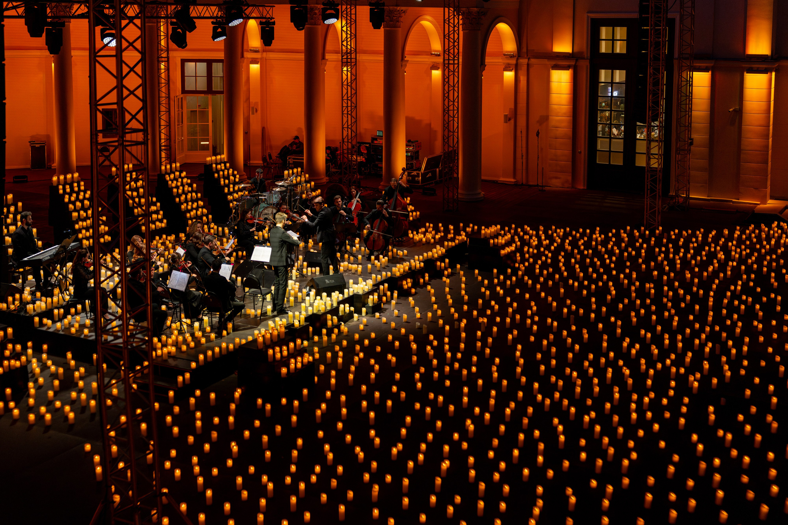 Симфонический оркестр Lumisfera при свечах. Фотограф Никита Комаров
